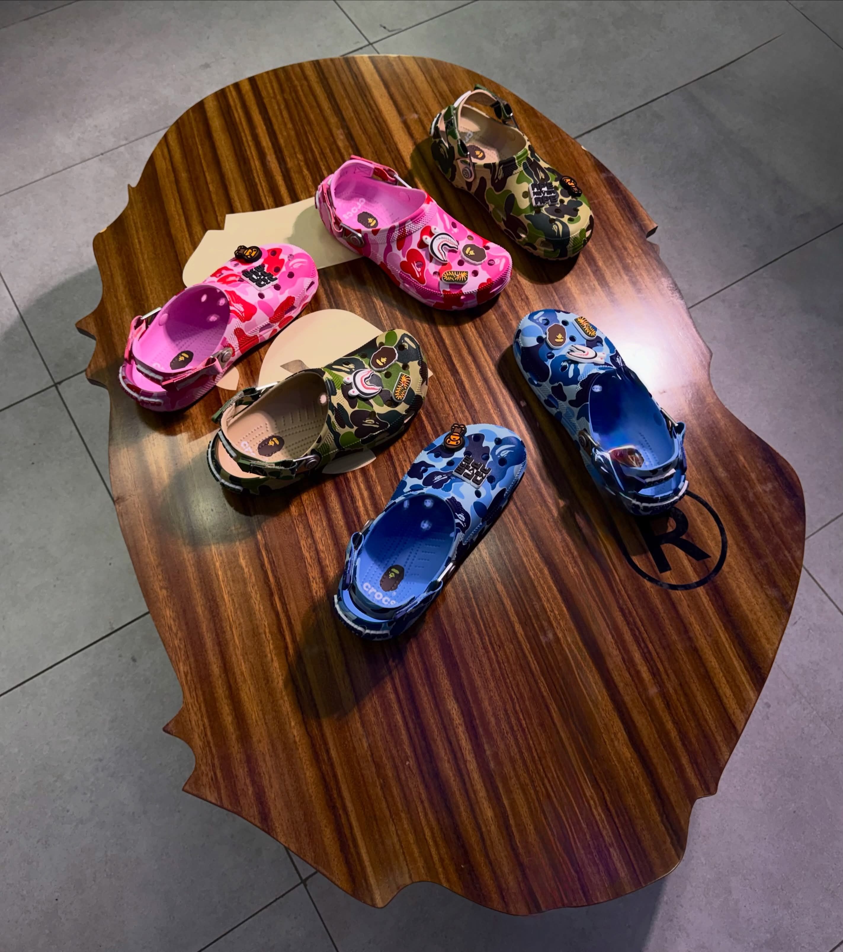 BAPE × Crocs 迷彩洞洞鞋，三方联名直接拉满