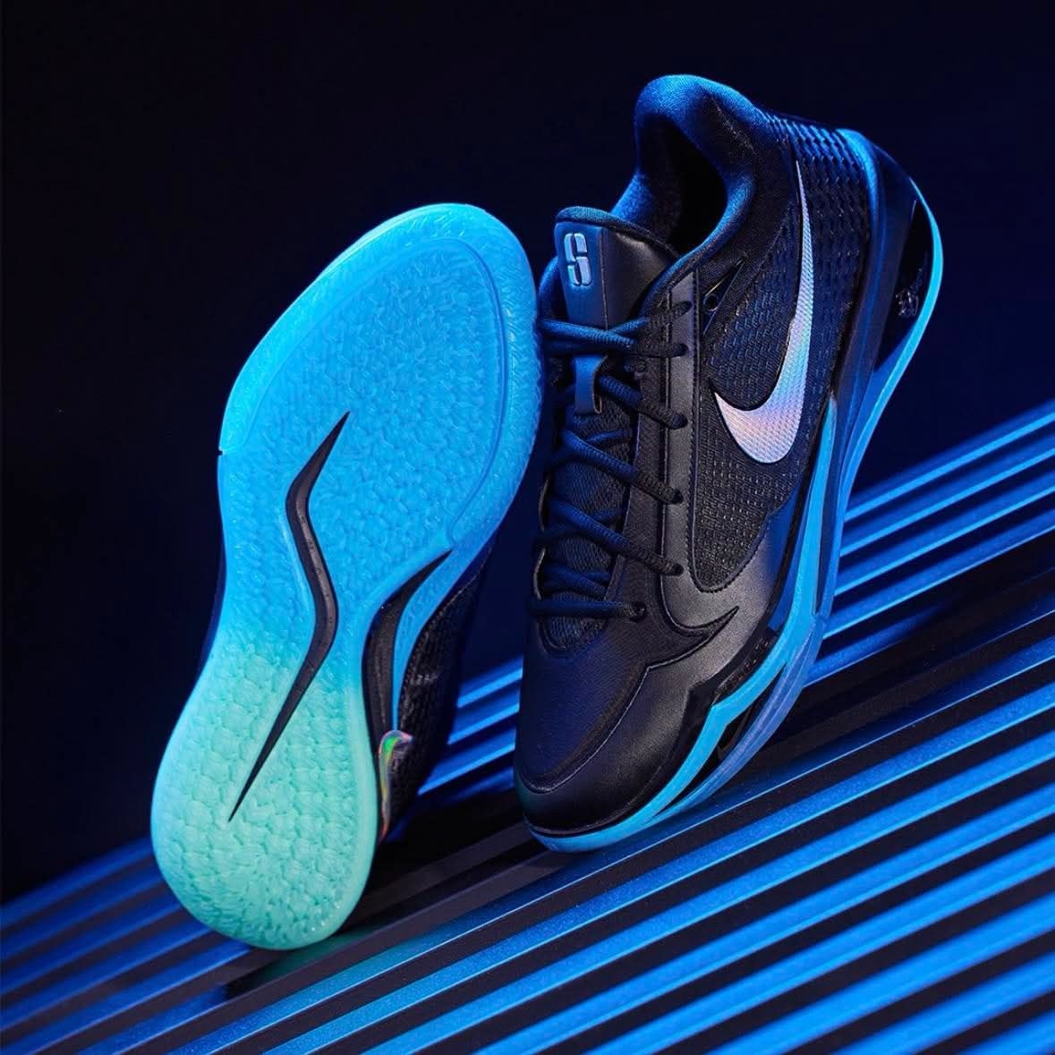 Nike Sabrina 4 黑蓝极光，幻彩 Swoosh 低帮签名战靴