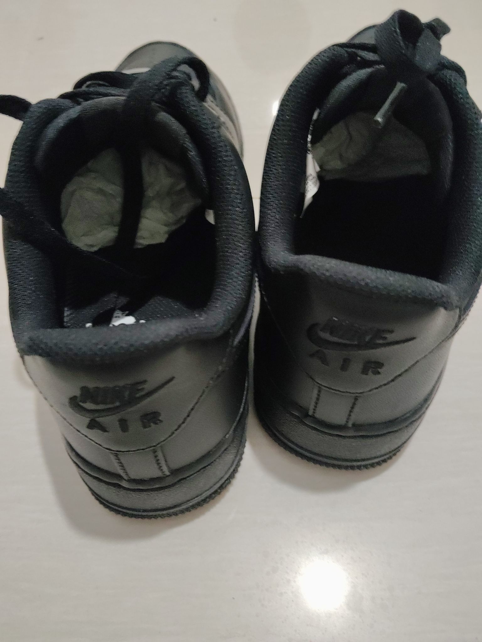 鞋子的整体颜值很高，颜色很好看，还很耐脏