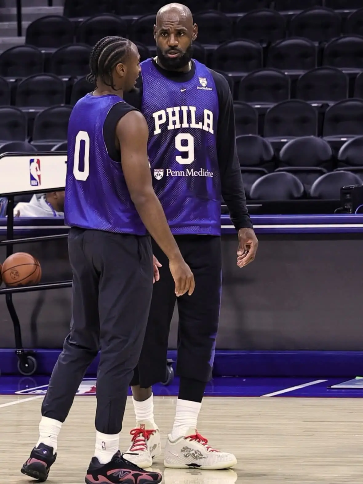 詹姆斯出场!上脚 LeBron 24,费城主场霸气登场