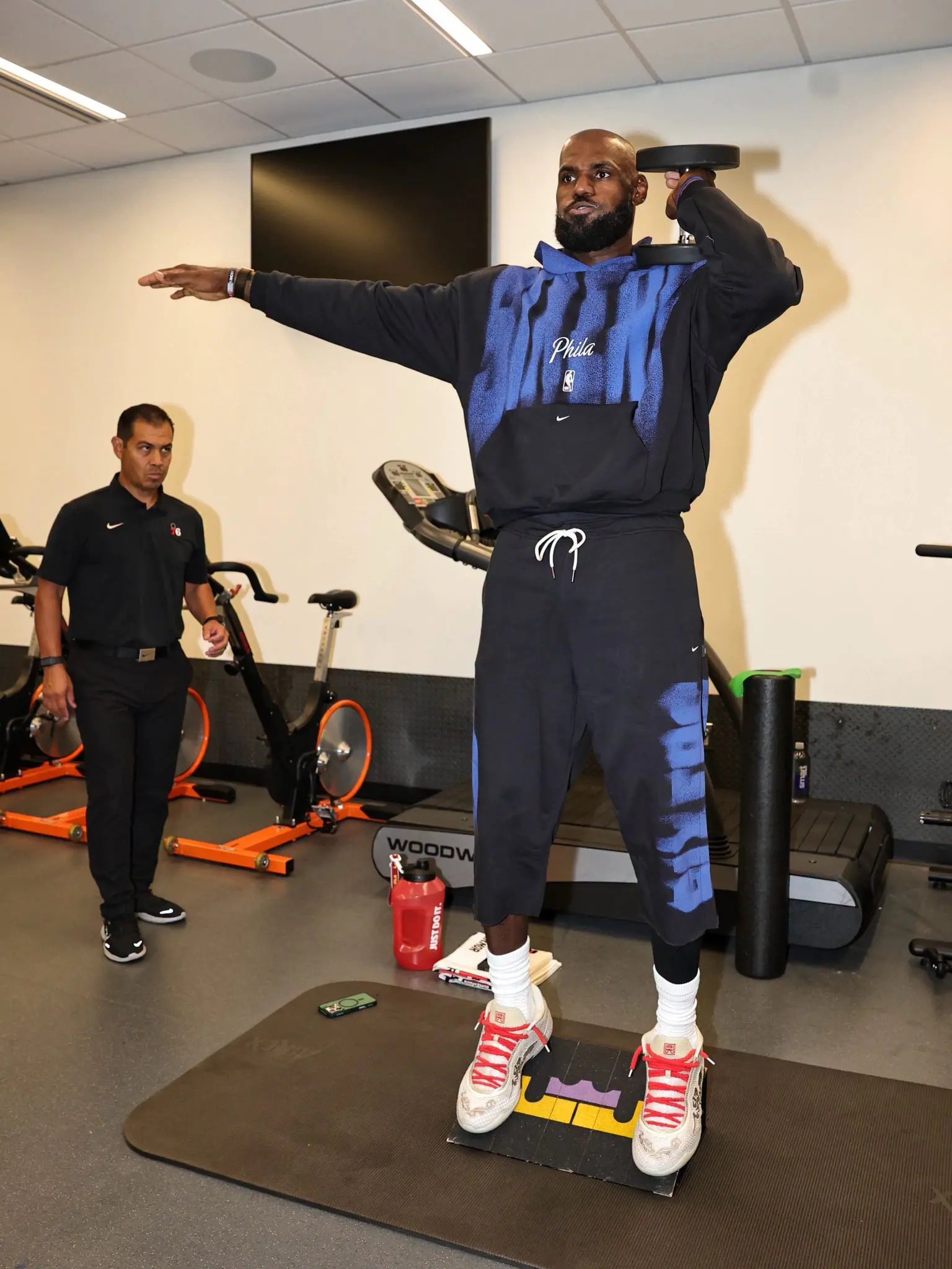 詹姆斯出场!上脚 LeBron 24,费城主场霸气登场