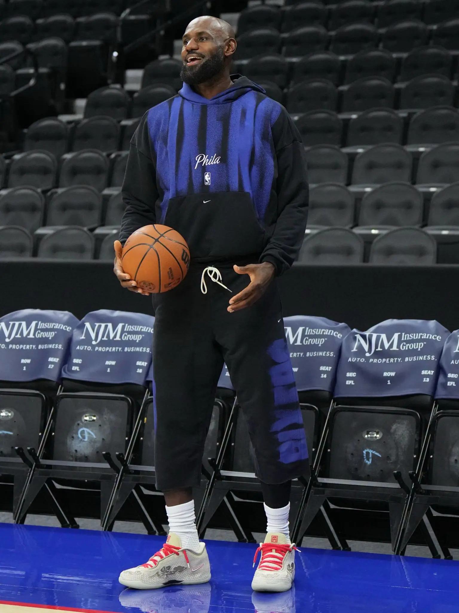 詹姆斯出场!上脚 LeBron 24,费城主场霸气登场