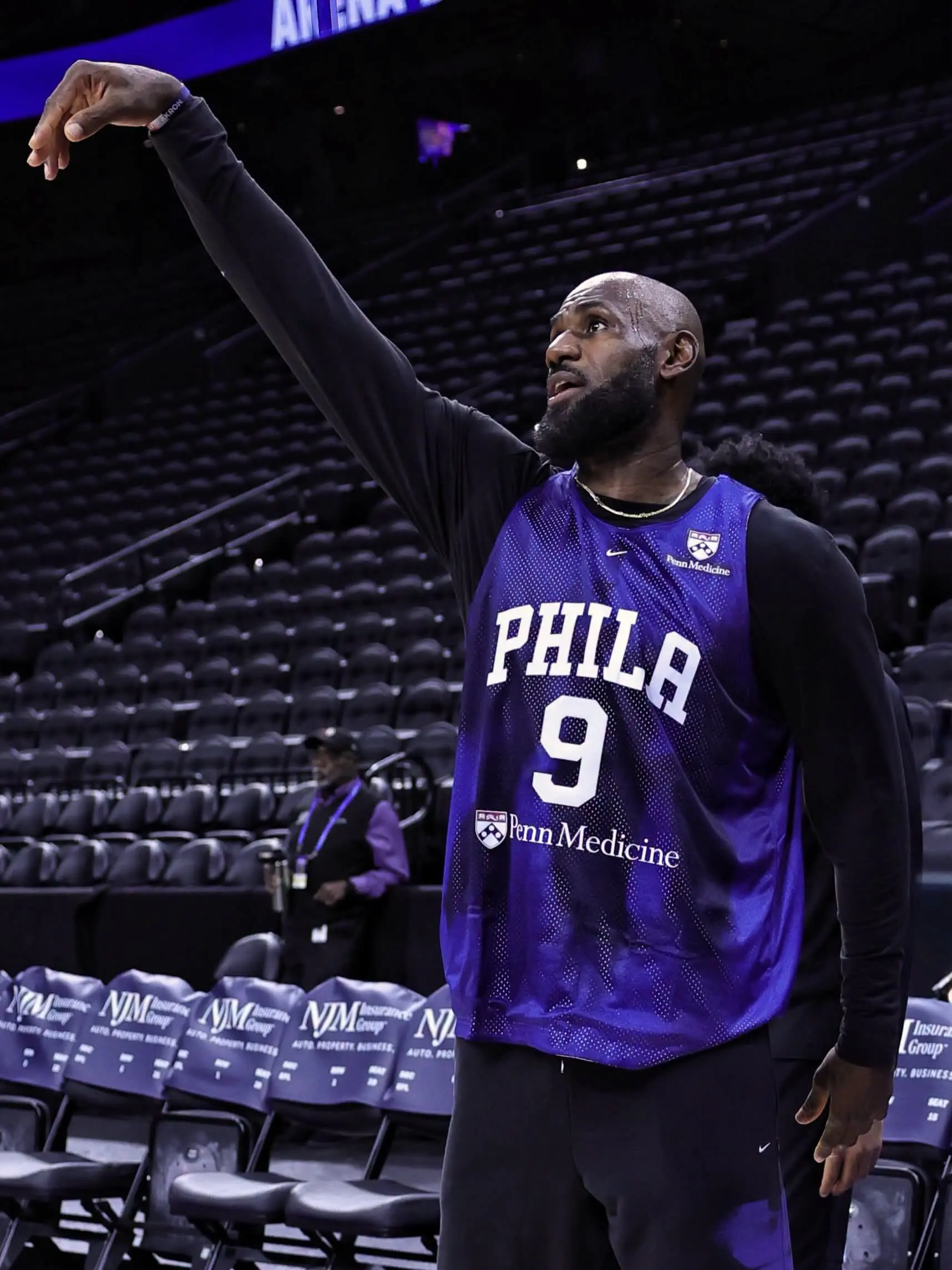 詹姆斯出场!上脚 LeBron 24,费城主场霸气登场