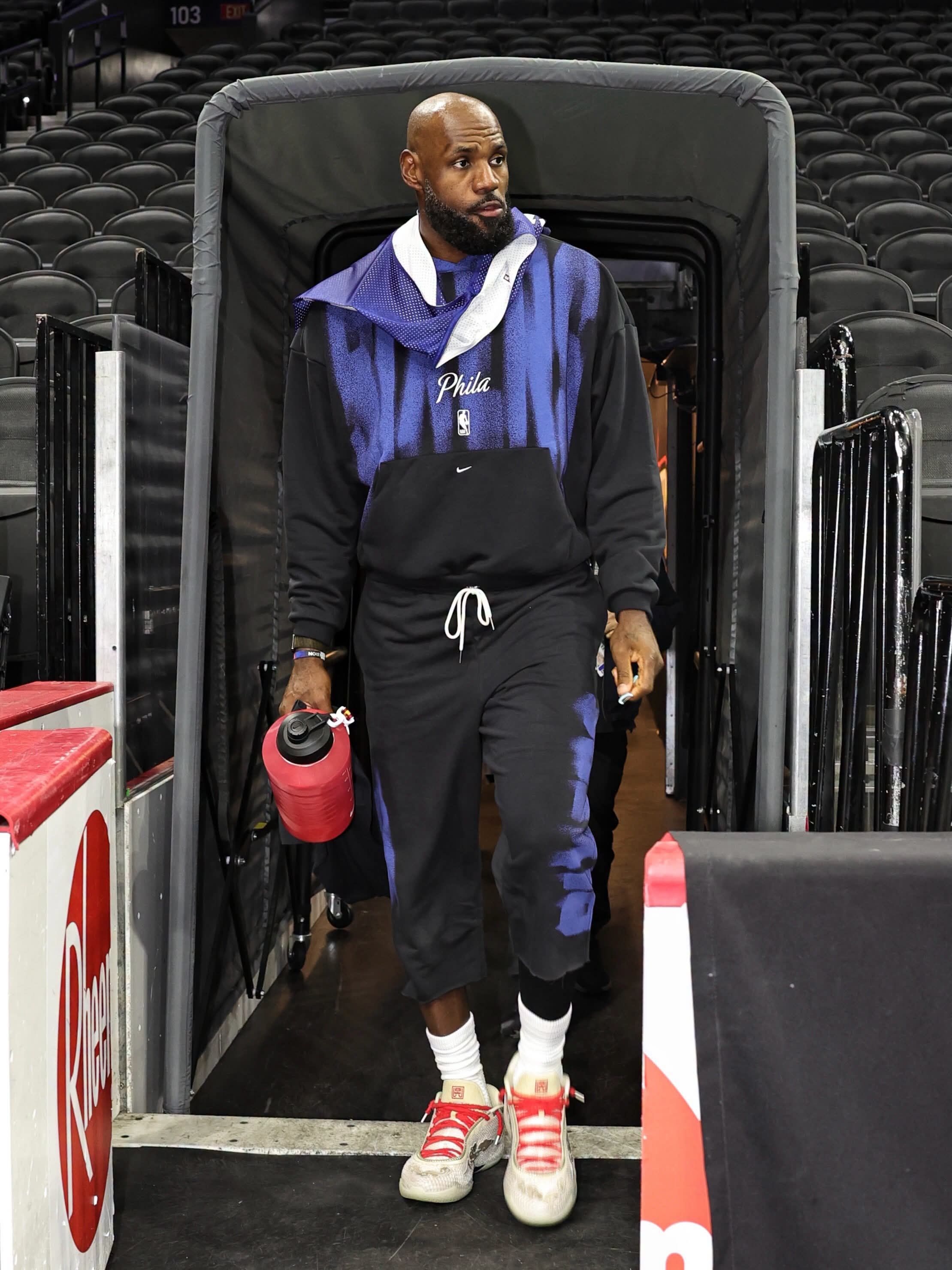 詹姆斯出场！上脚 LeBron 24，费城主场霸气登场
