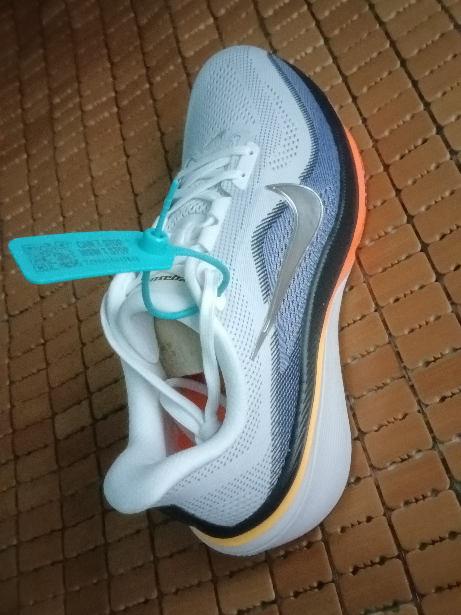 上手感受了一下鞋子很轻后跟比较舒服鞋面的