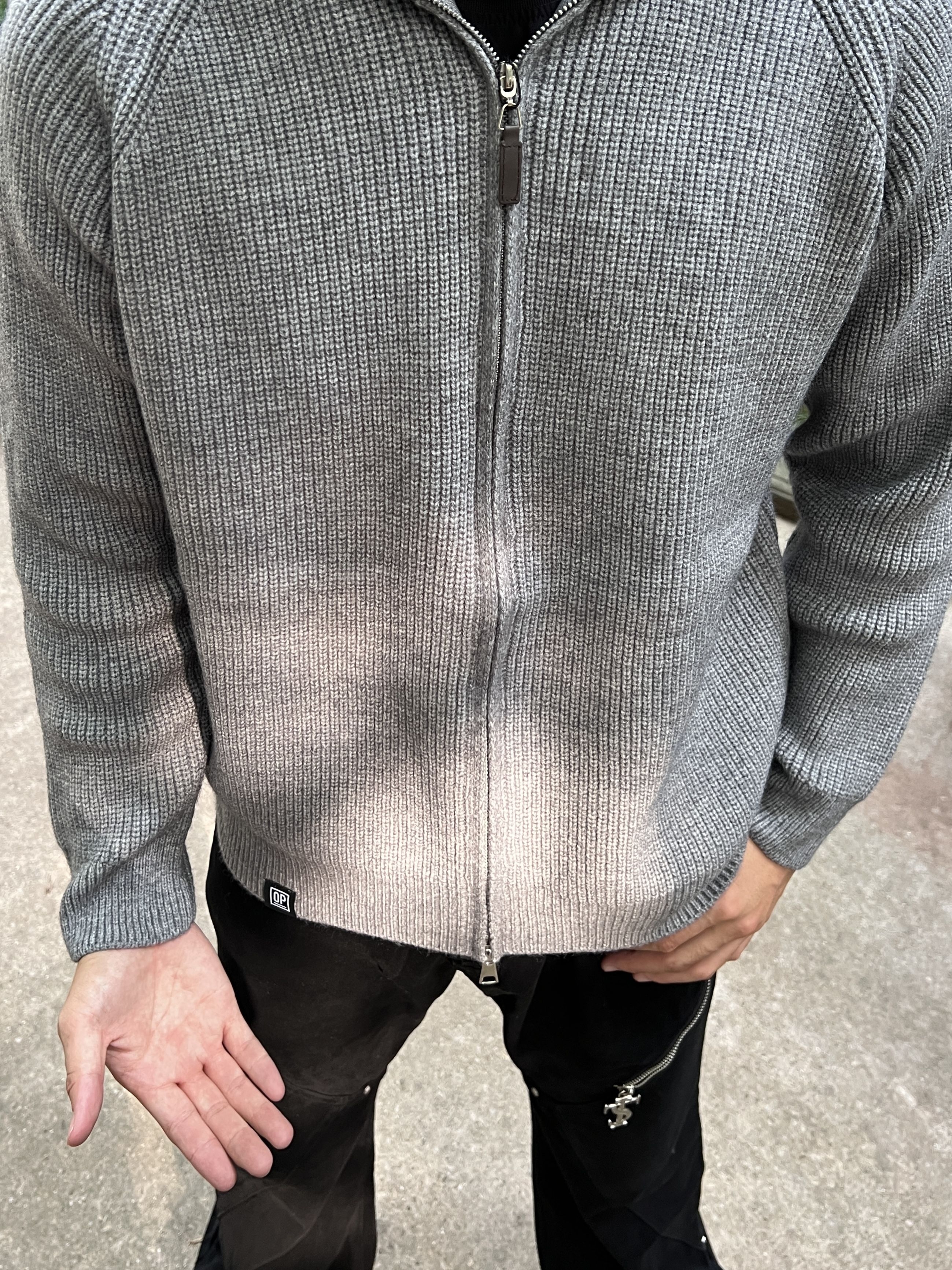 秋天户外就这样穿,针织衫加stk牛仔裤