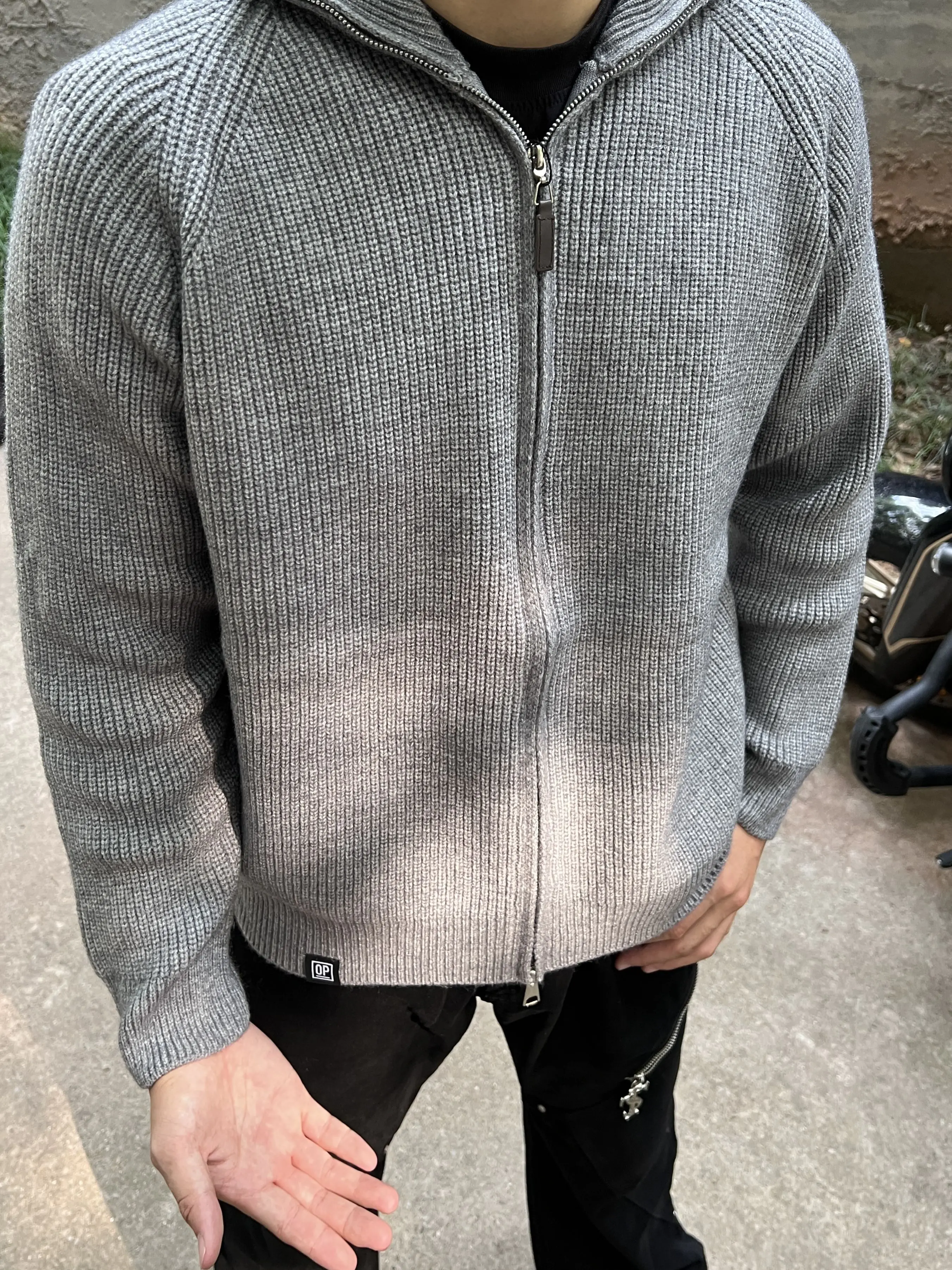秋天户外就这样穿,针织衫加stk牛仔裤