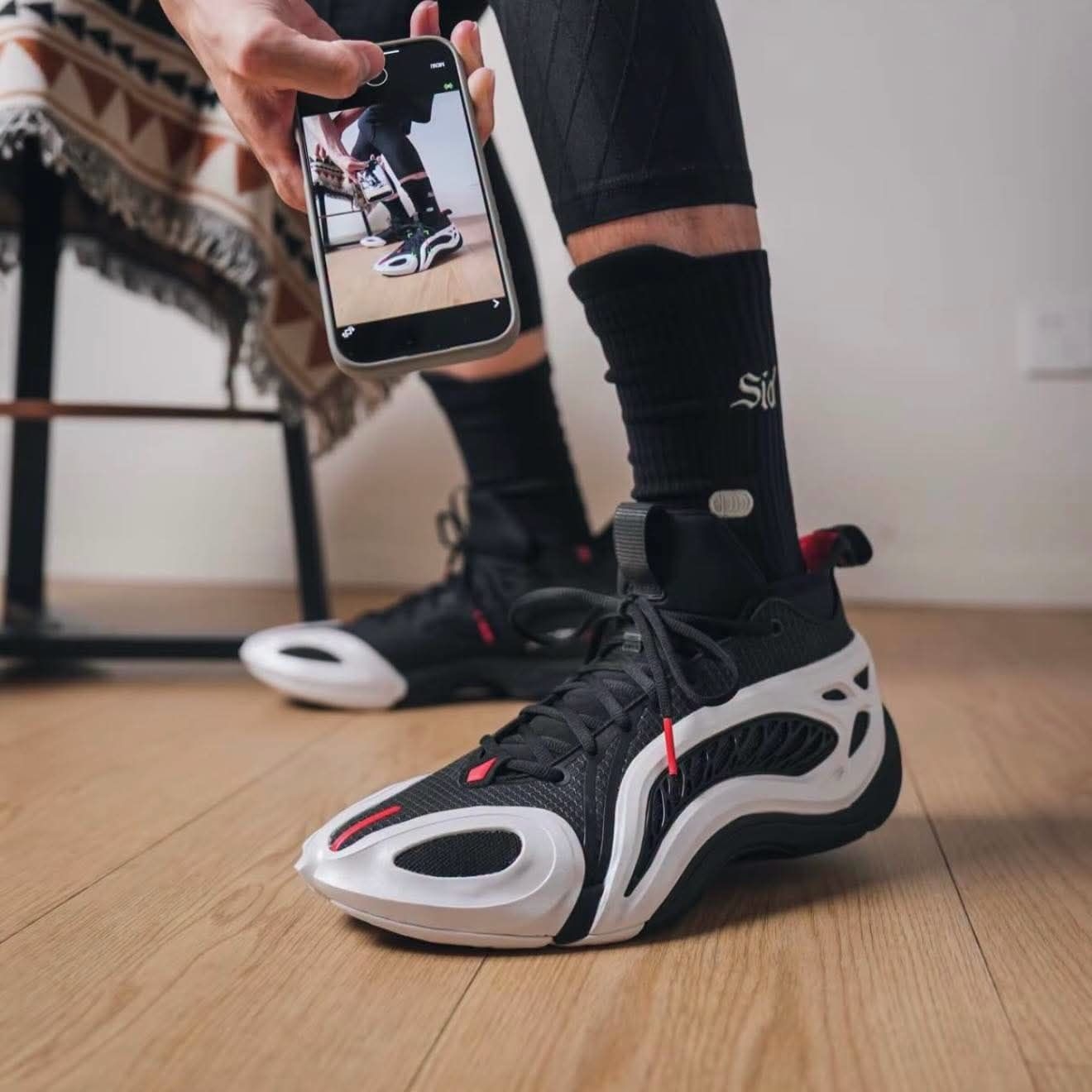 科幻机甲风！反伍制空1 SUPER黑白红，镂空外壳锋线实战战靴