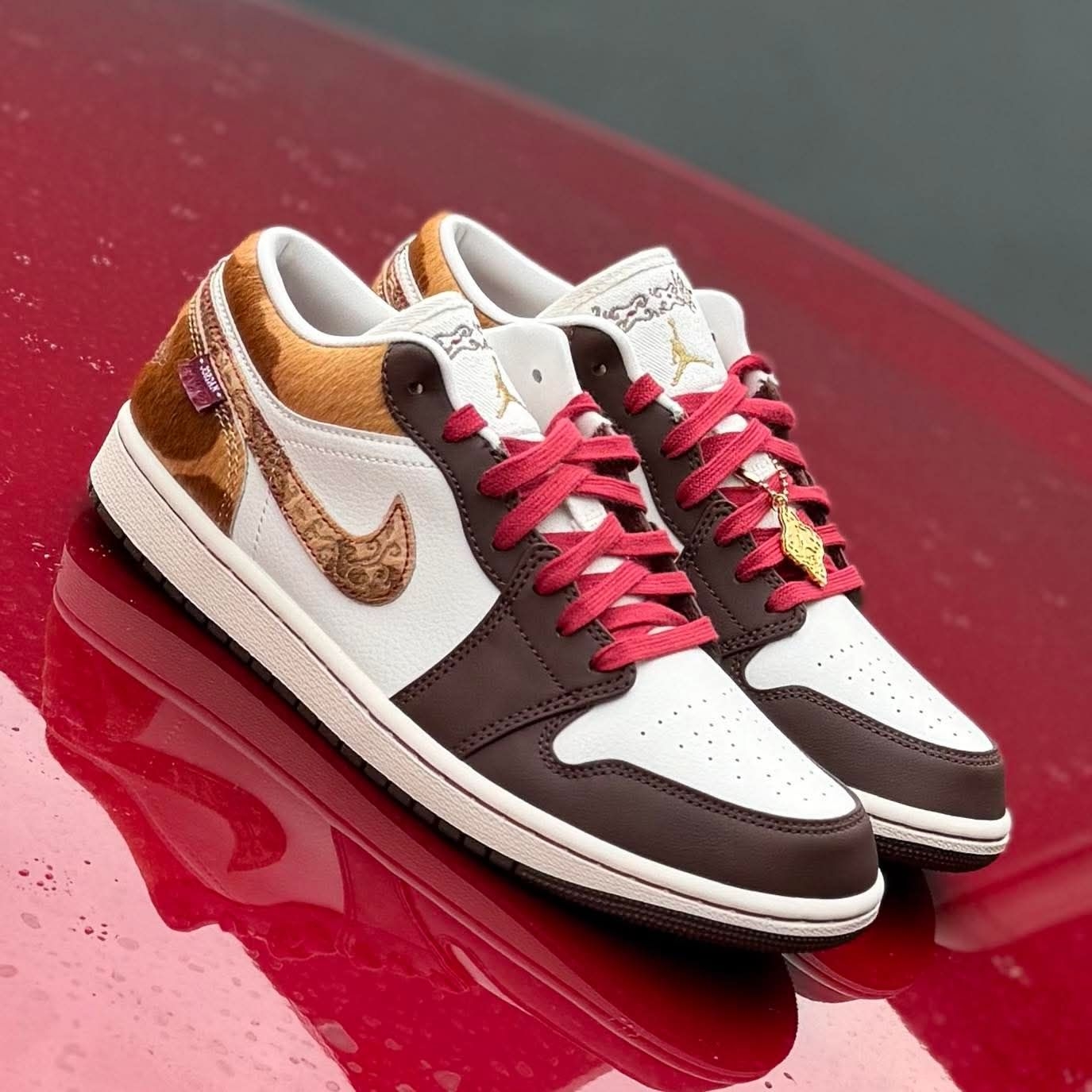 马毛+腰果花Swoosh！AJ1 Low马年限定，国风复古新年板鞋
