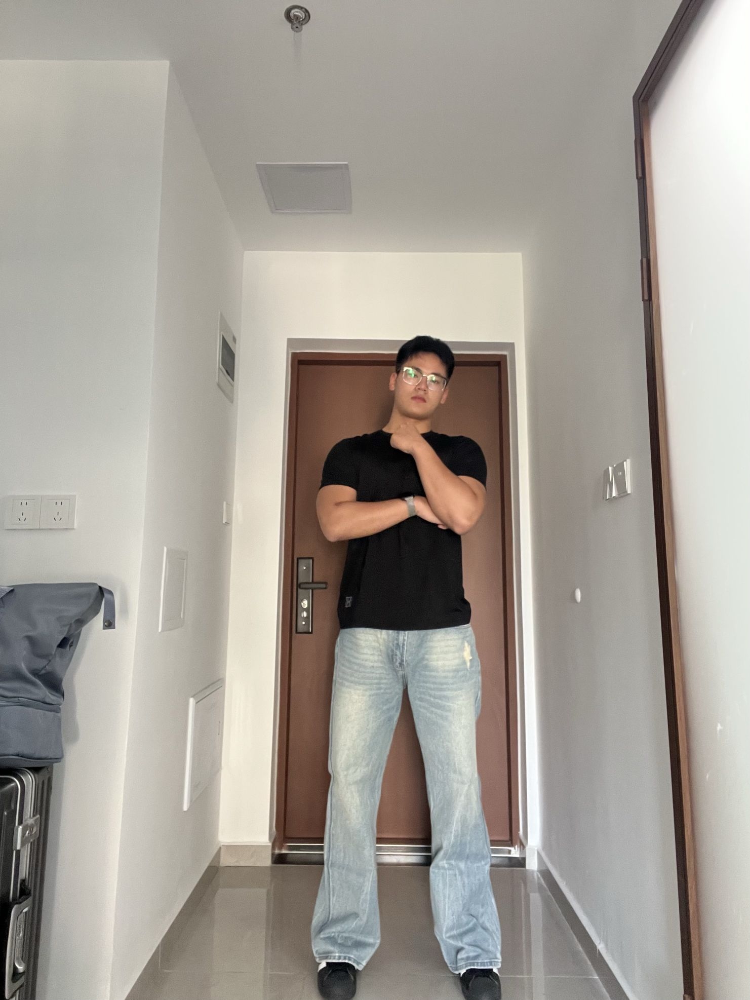 健身男生穿搭|紧袖口黑T+微喇牛仔