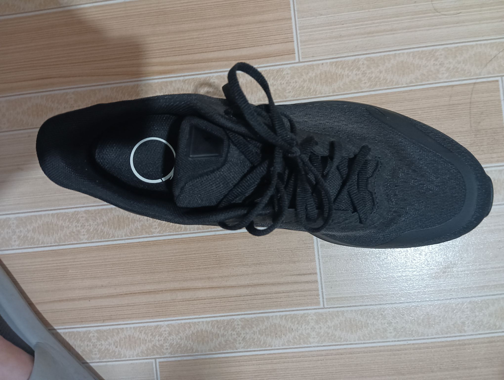 安踏毒刺7黑色跑鞋