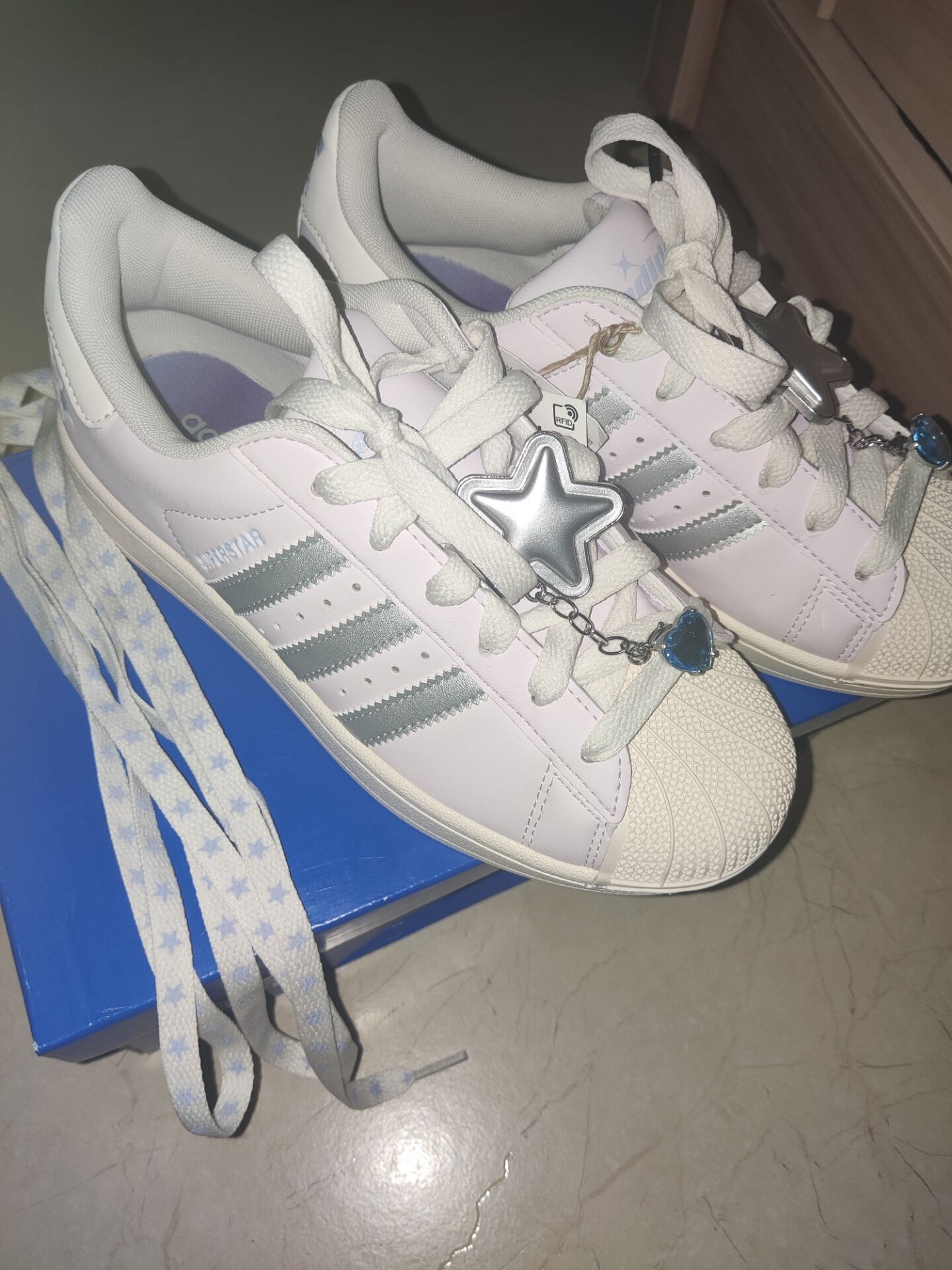 阿迪达斯鞋子