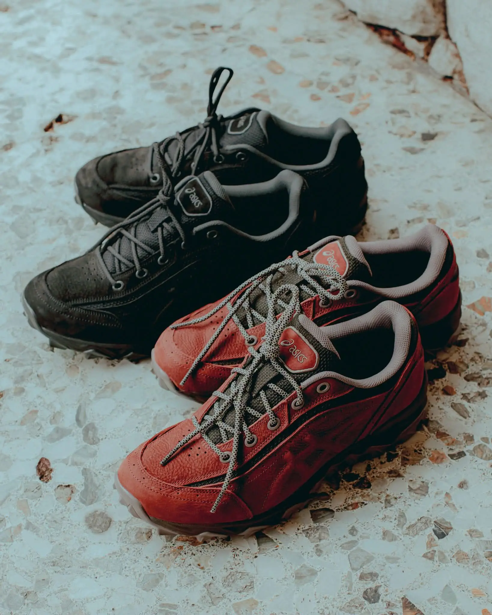 复古山系质感!Asics 户外越野鞋黑&红棕双配色深度解析