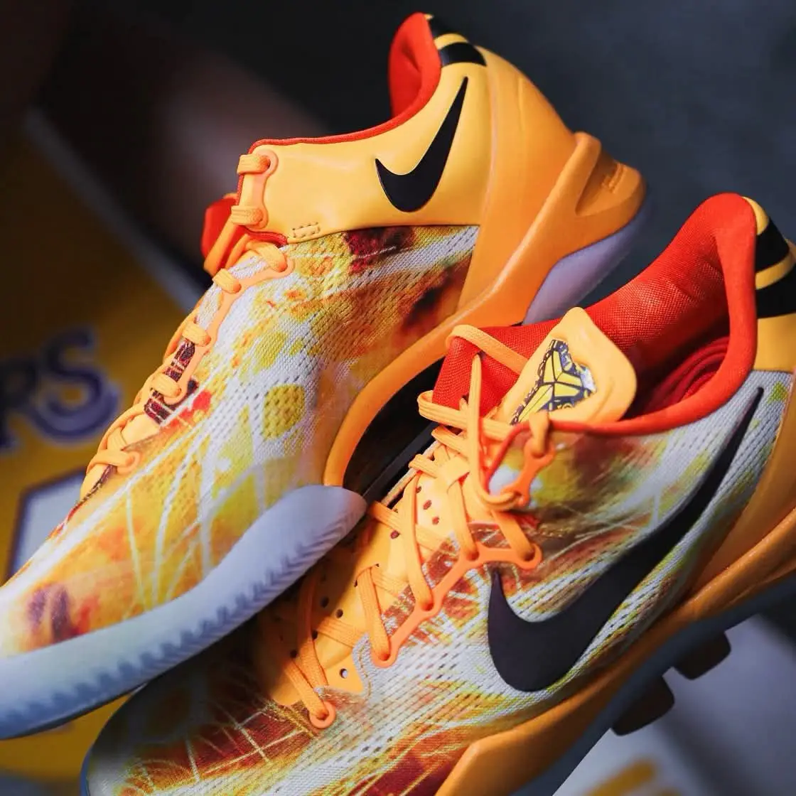 橙红焰火鞋面!Kobe 8上海烟花,低帮变向党实战神鞋