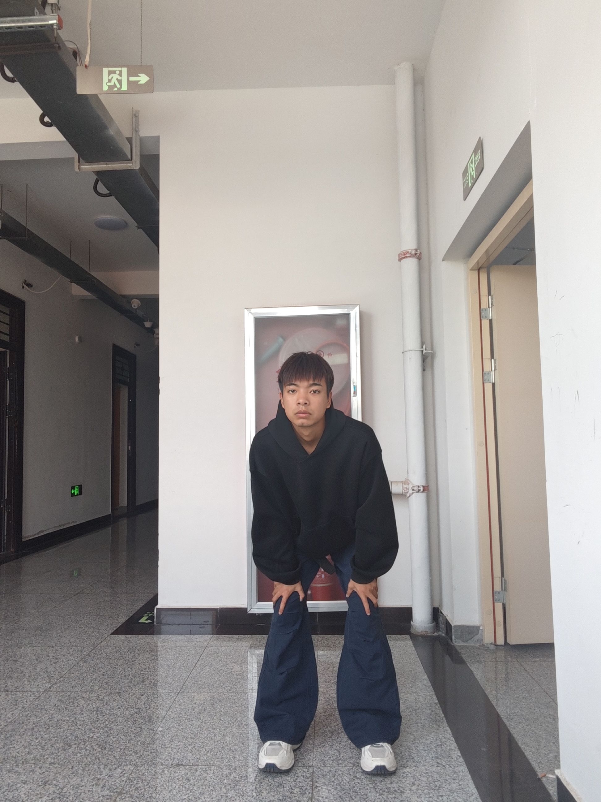 走廊随拍｜男生基础款阔腿裤穿搭