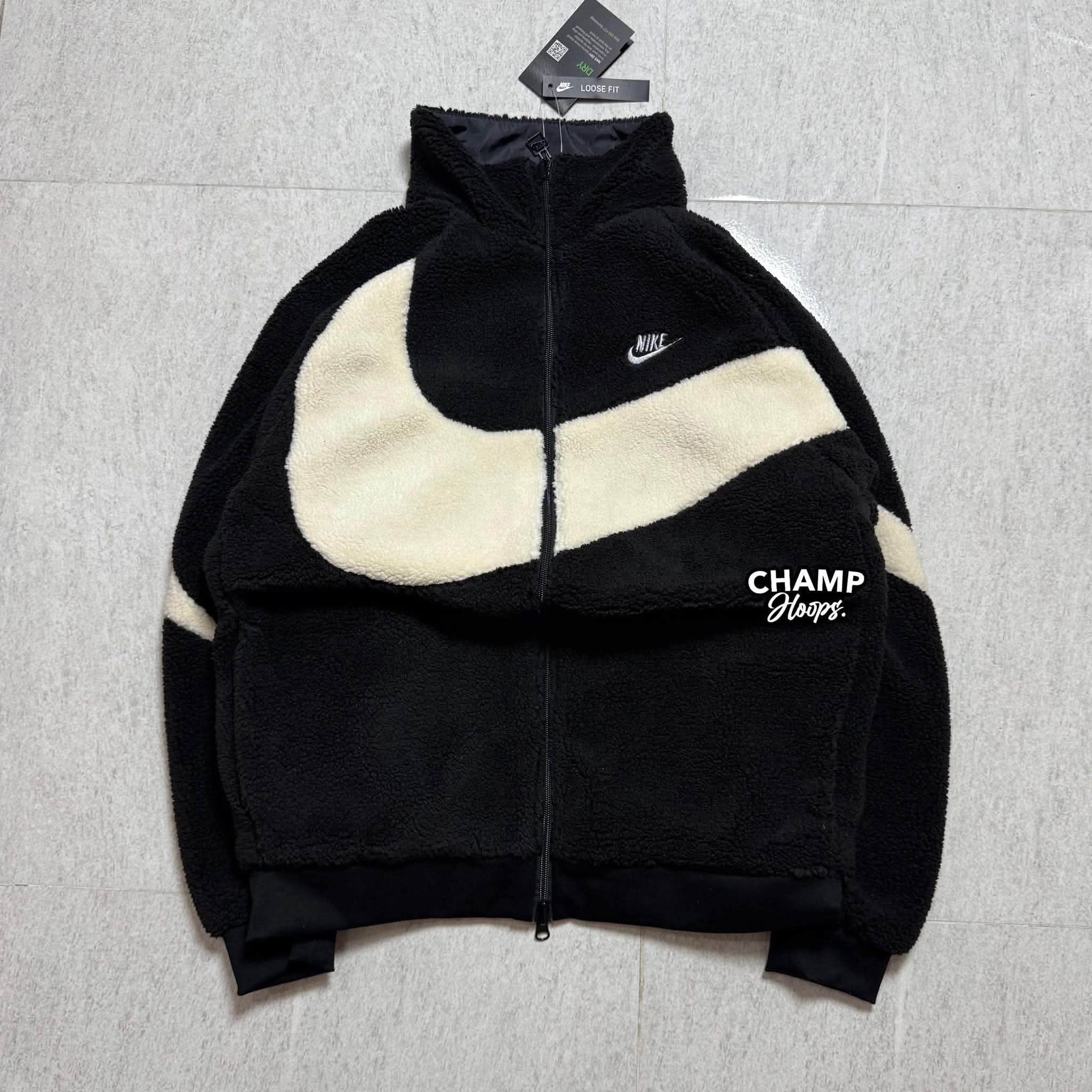 秋冬氛围感单品！耐克黑白大Swoosh羊羔绒夹克
