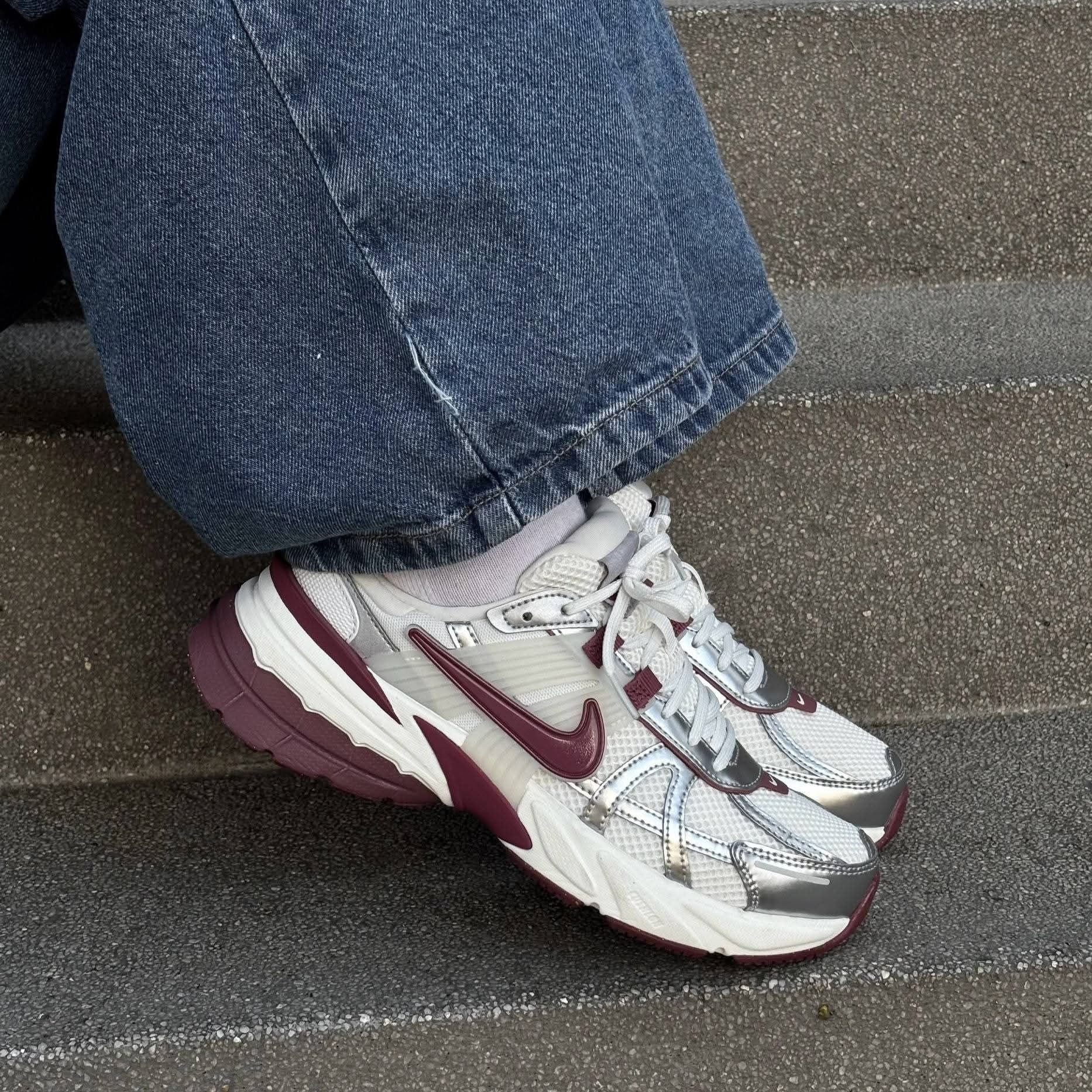 美拉德氛围感✨Nike V2K Run酒红银上脚太绝