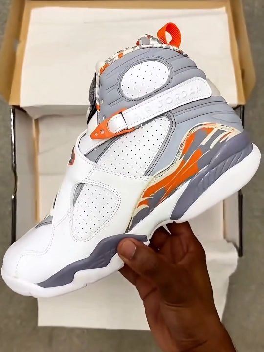 复古氛围感拉满🍊Air Jordan 8白灰橙涂鸦风配色