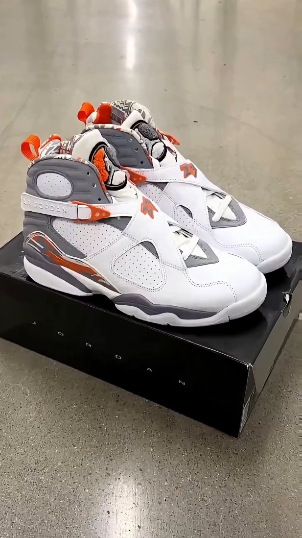 复古氛围感拉满🍊Air Jordan 8白灰橙涂鸦风配色