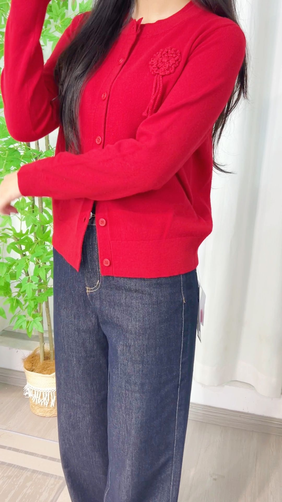 圆领红针织开衫,秋冬叠穿好帮手