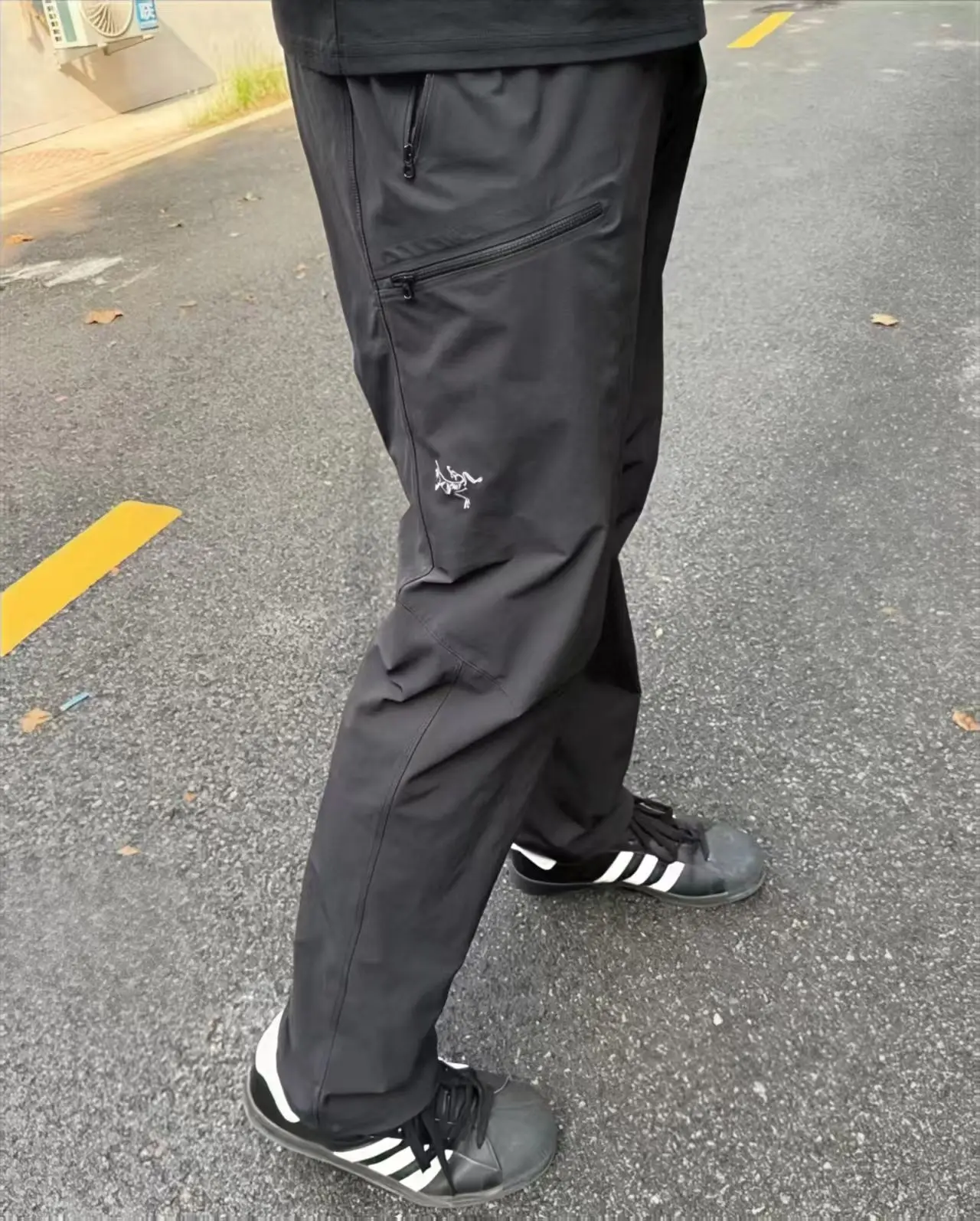 多场景都能适用的高级感始祖鸟长裤,深色系穿搭的标杆!