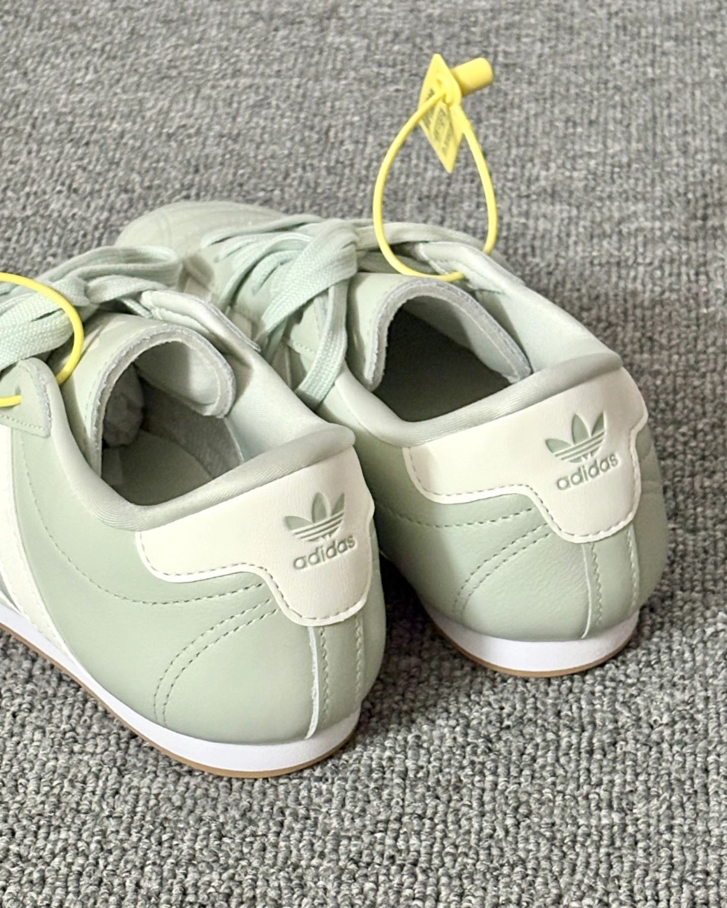 在线下捡漏了一双adidas｜朋友们说有点假 求懂鞋的大神鉴定下真假