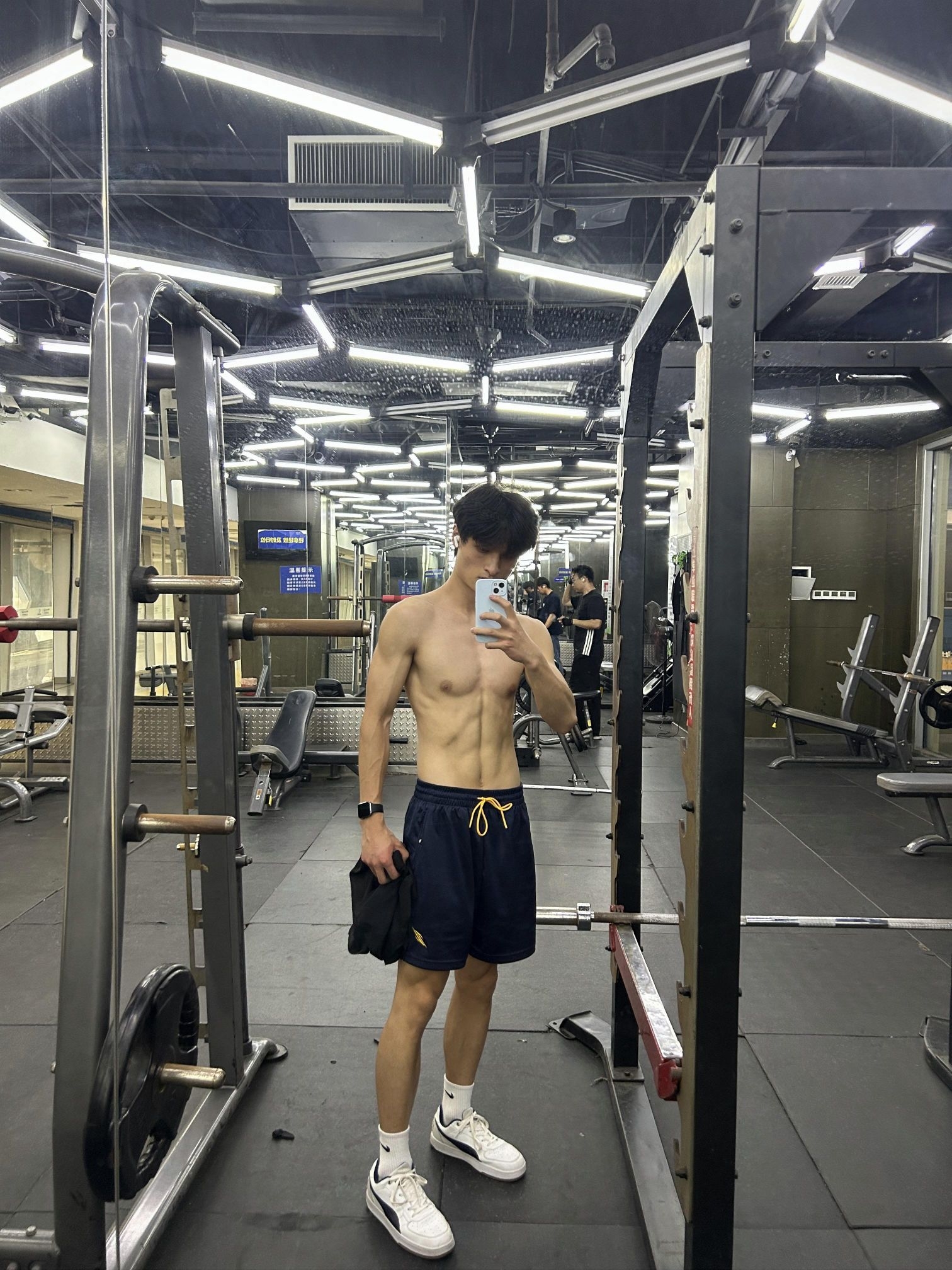 藏青短裤白板鞋｜健身房穿这套，练着舒服