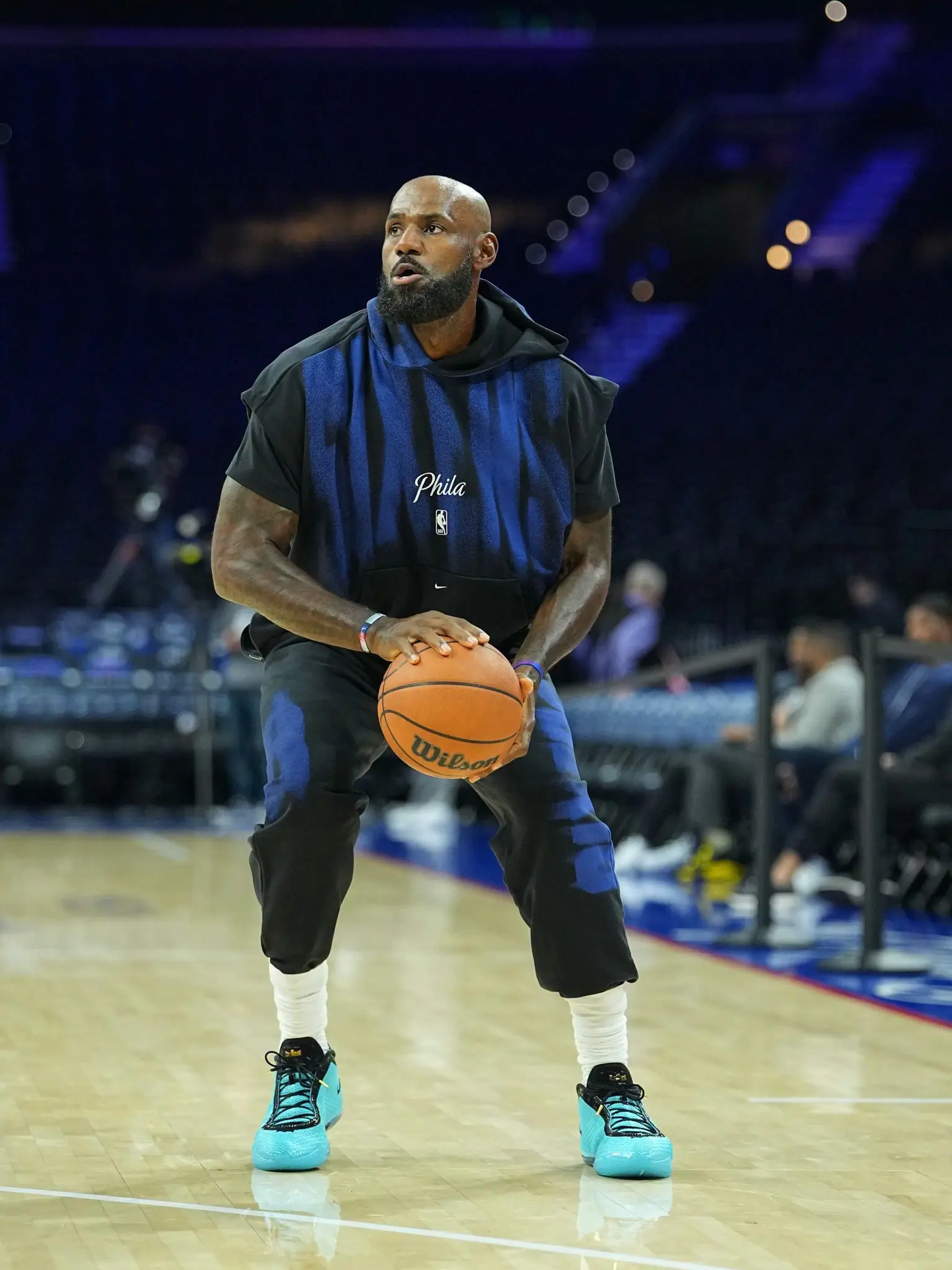 传奇继续!LeBron 24亮相,老詹最新一代签名战靴