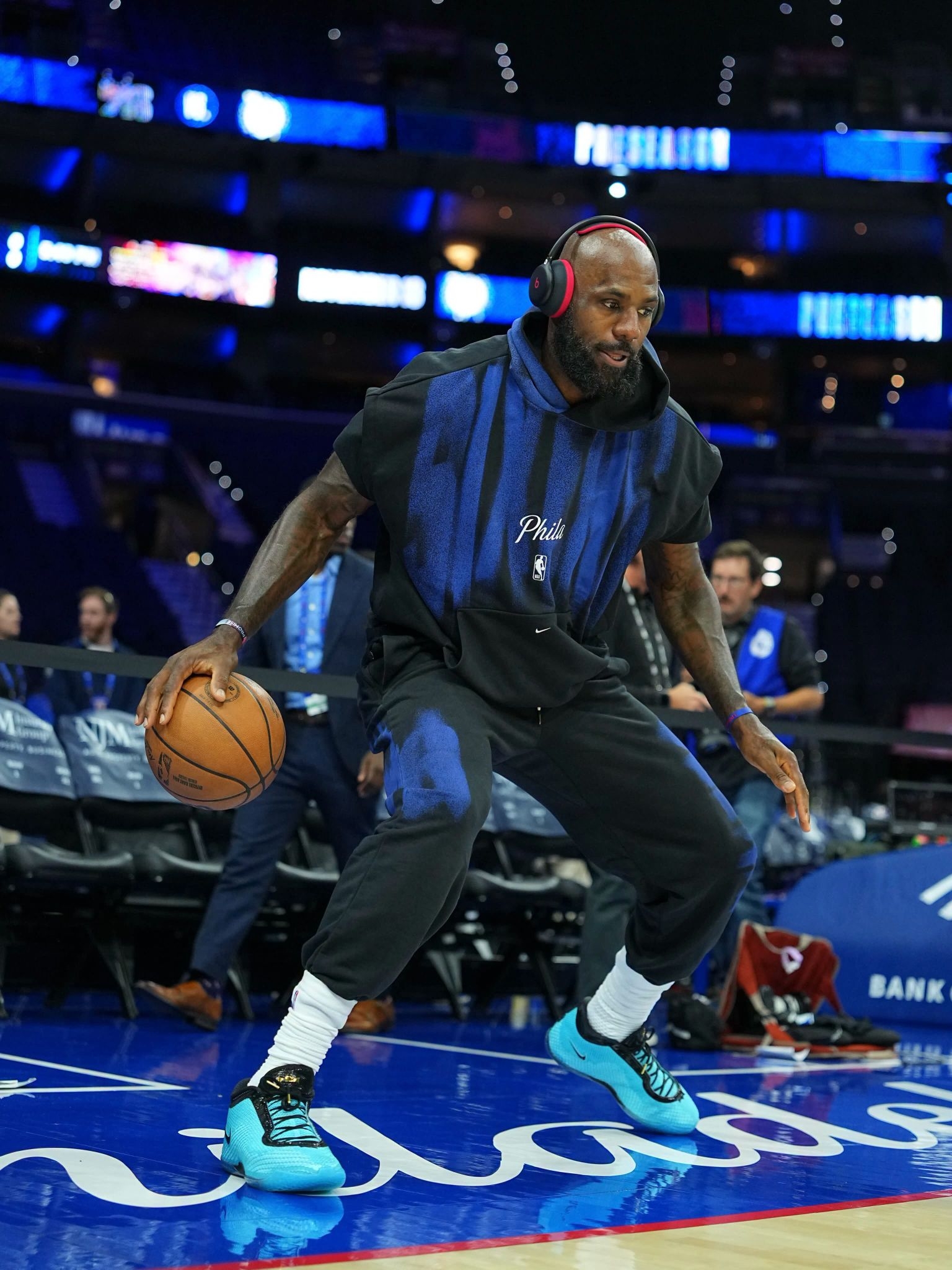 传奇继续!LeBron 24亮相,老詹最新一代签名战靴