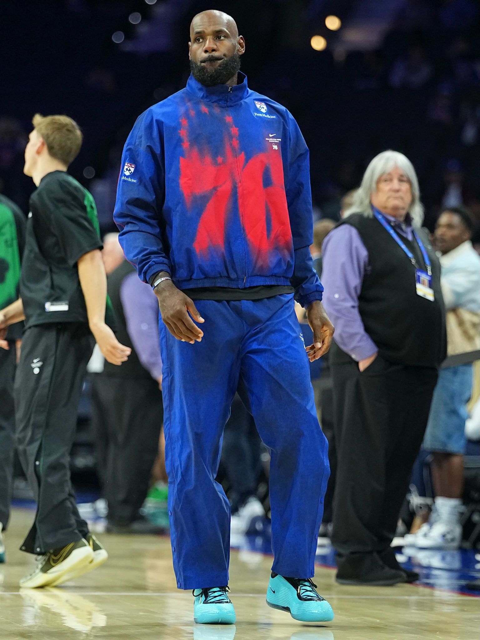 传奇继续!LeBron 24亮相,老詹最新一代签名战靴