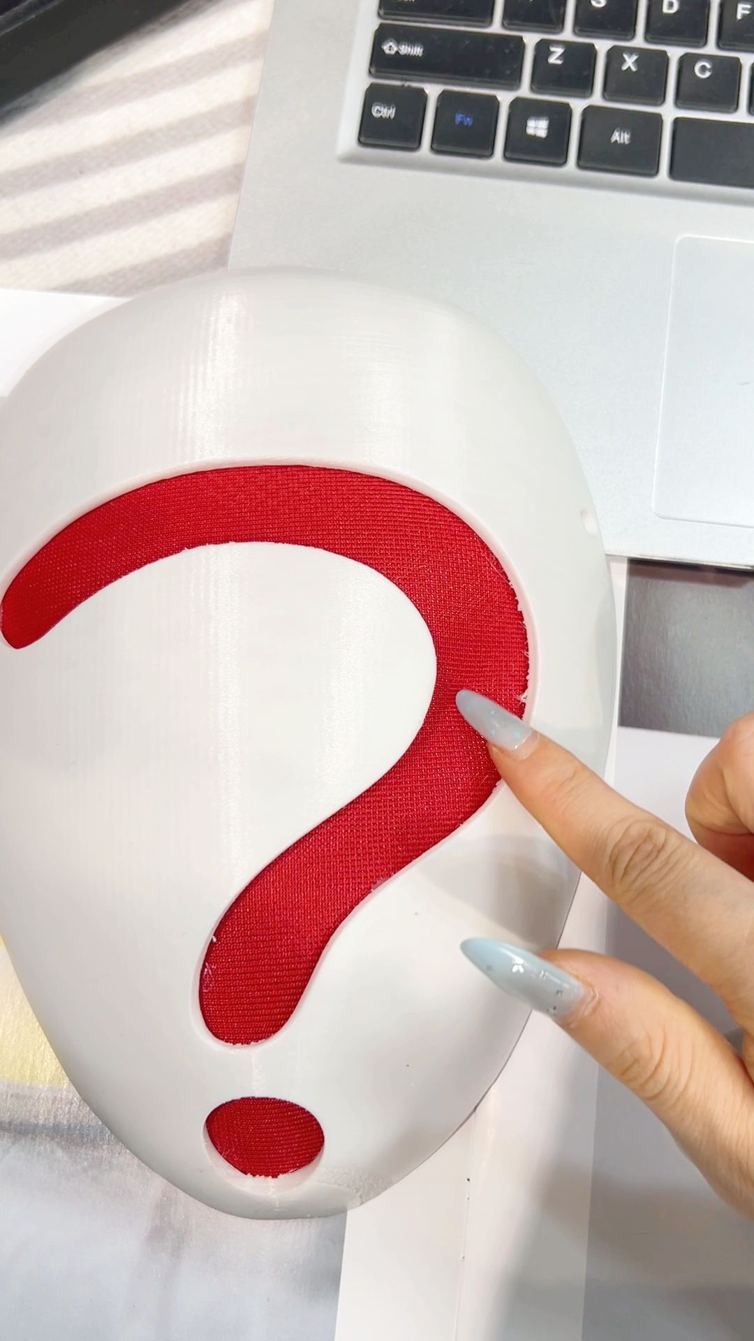 标点符号情绪面具:舞会舞台上的极简视觉