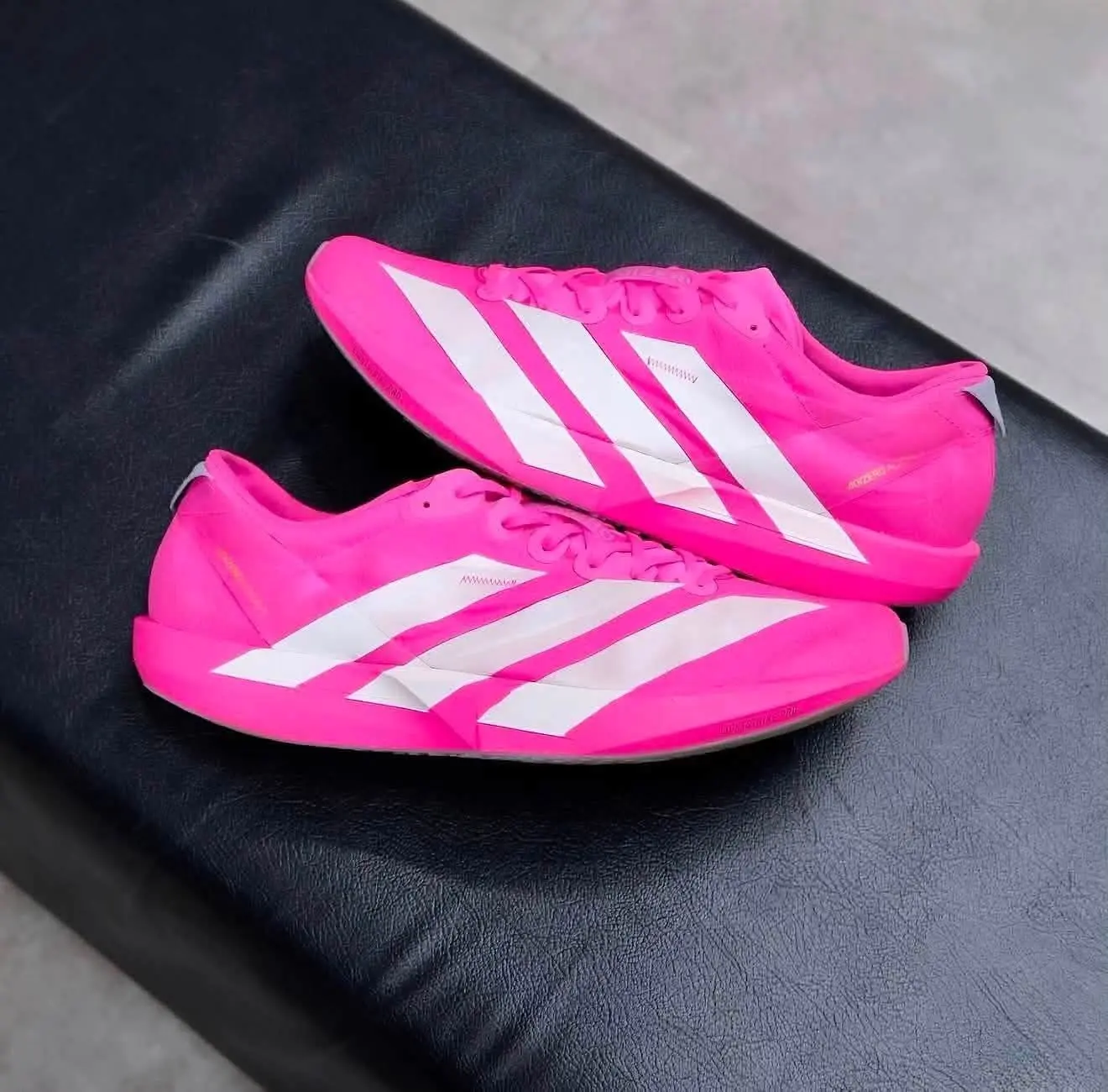 炸裂荧光粉💥Adidas Adios Pro Evo 1 竞速碳板跑鞋