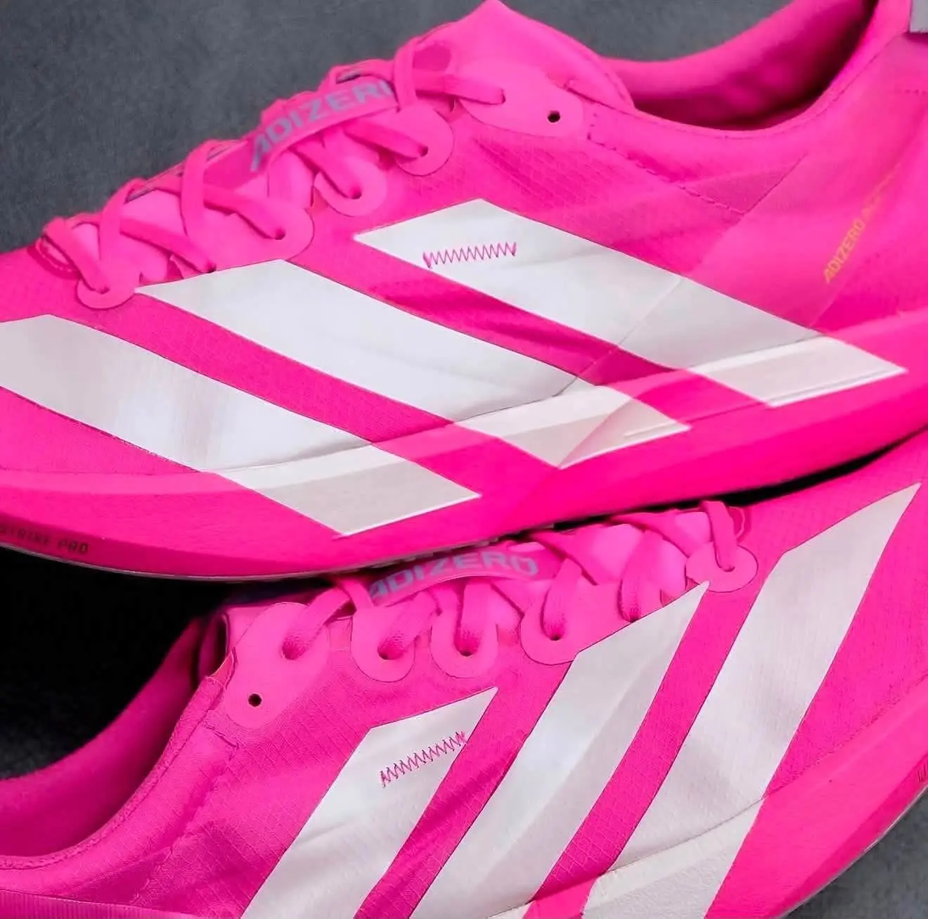 炸裂荧光粉💥Adidas Adios Pro Evo 1 竞速碳板跑鞋