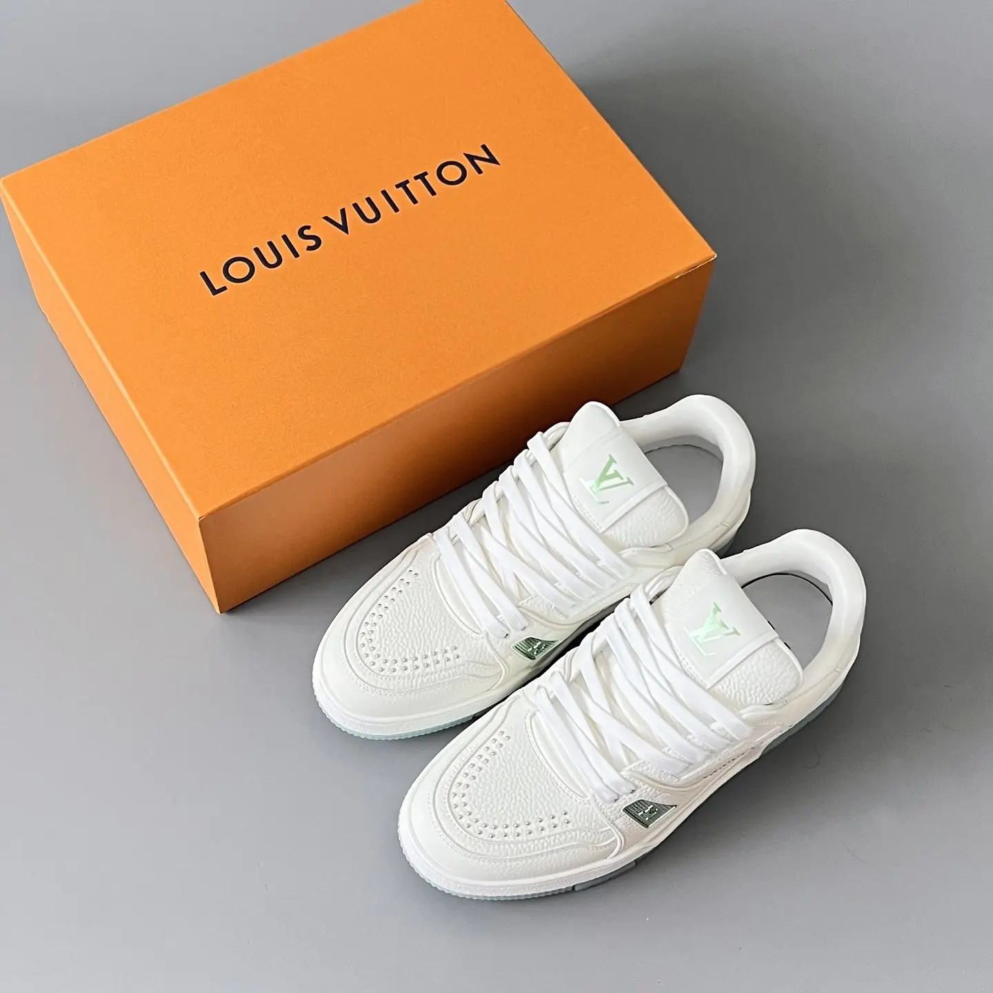 被问爆的白绿LV Trainer!冰蓝水晶底太绝了