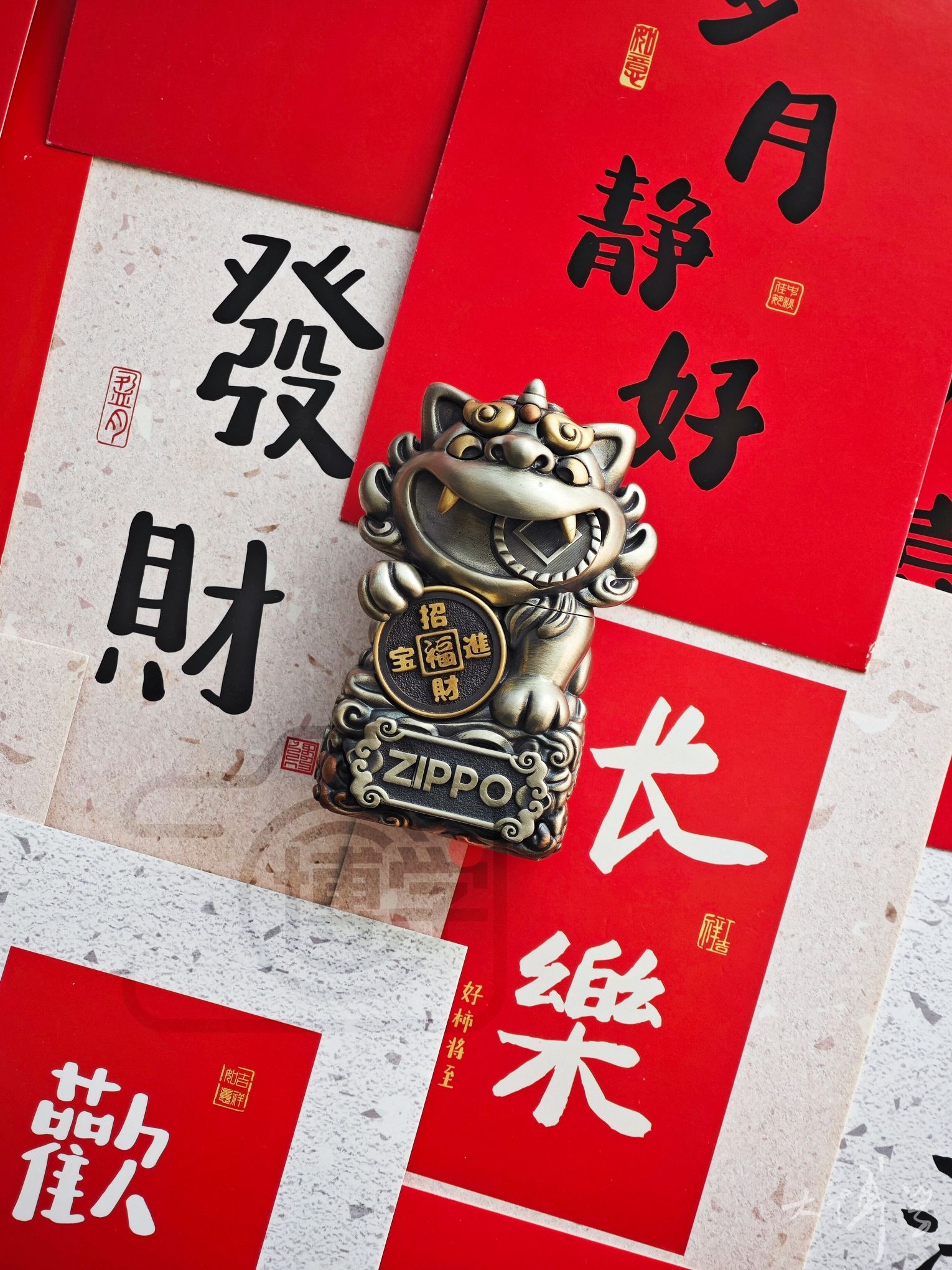 这只招财貔貅，既是打火机也是桌面潮玩