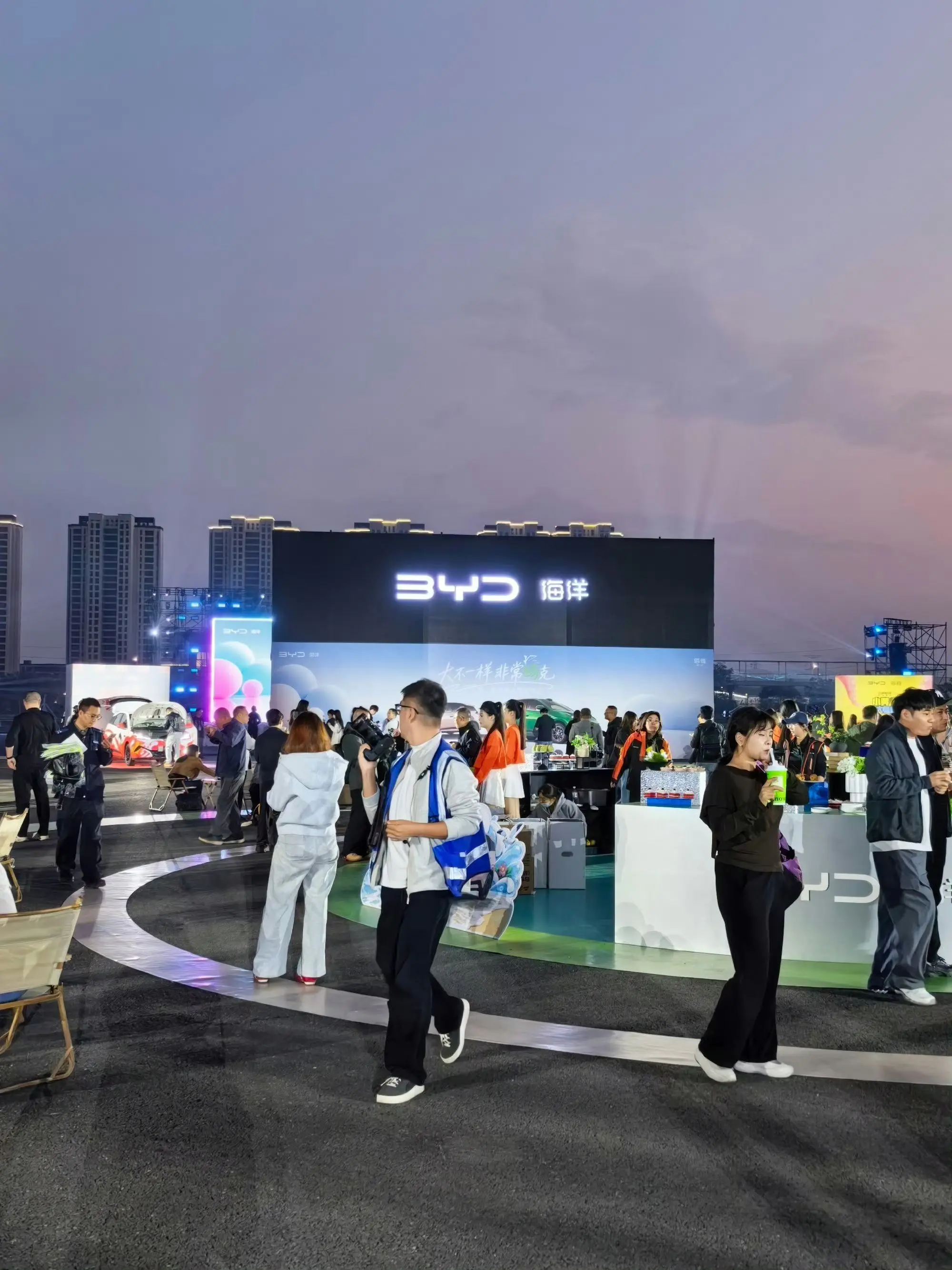 来郑州比亚迪赛车场蹲第二代海鸥,先在场外