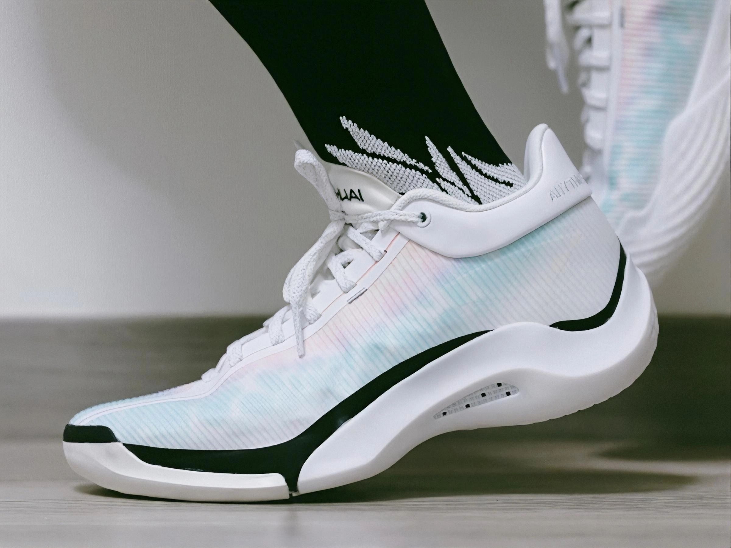 渐变幻彩实战篮球鞋｜颜值兼顾日常👟