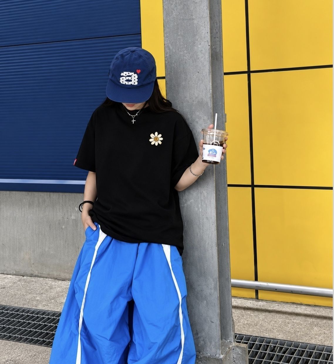 黑T×克莱因蓝阔腿裤|活力街头风,松弛又吸睛
