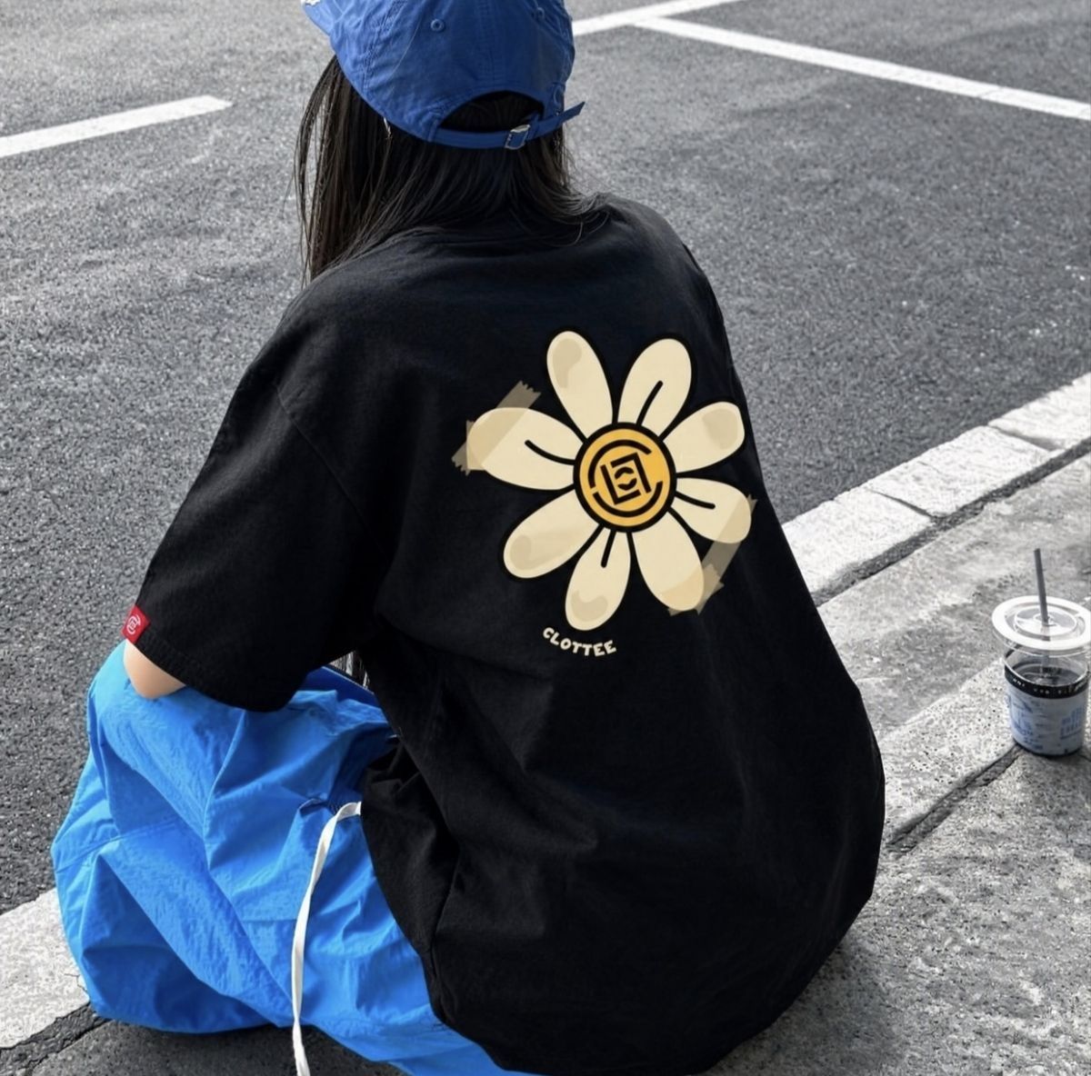 黑T×克莱因蓝阔腿裤|活力街头风,松弛又吸睛