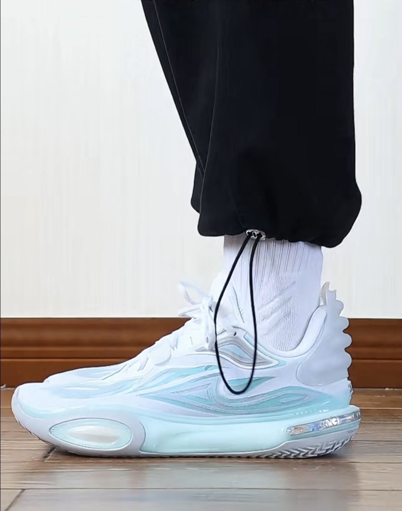 浅蓝渐变实战球鞋,回弹稳抓地颜值出众