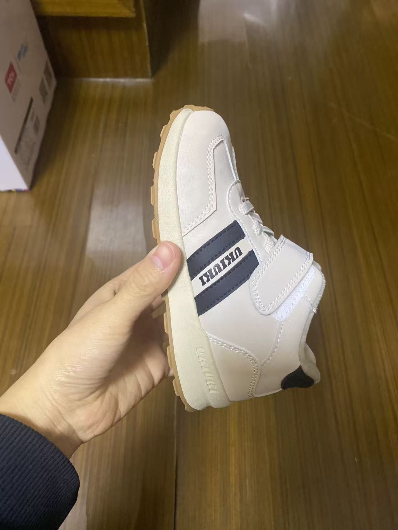 德训阿甘鞋型不臃肿,配运动裤牛仔裤都顺眼