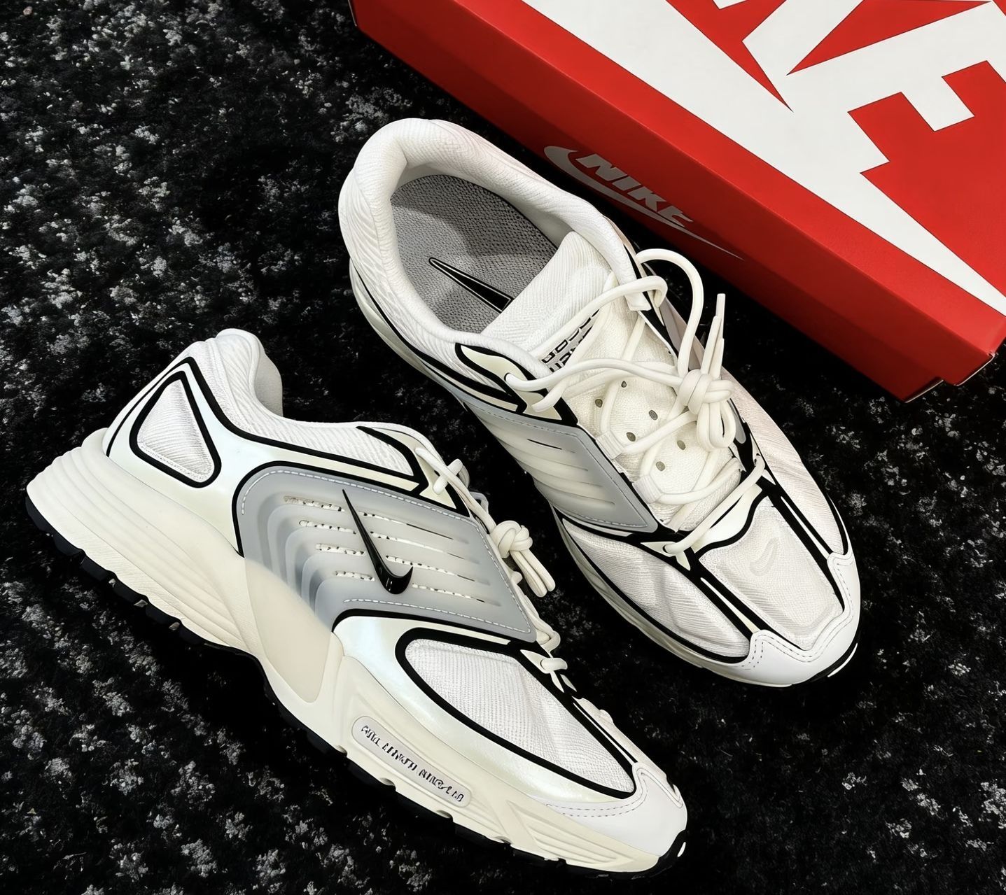 1. Nike Air Pegasus Wave Y2K复古跑鞋 低帮百搭 全掌气垫缓震 防滑耐磨休