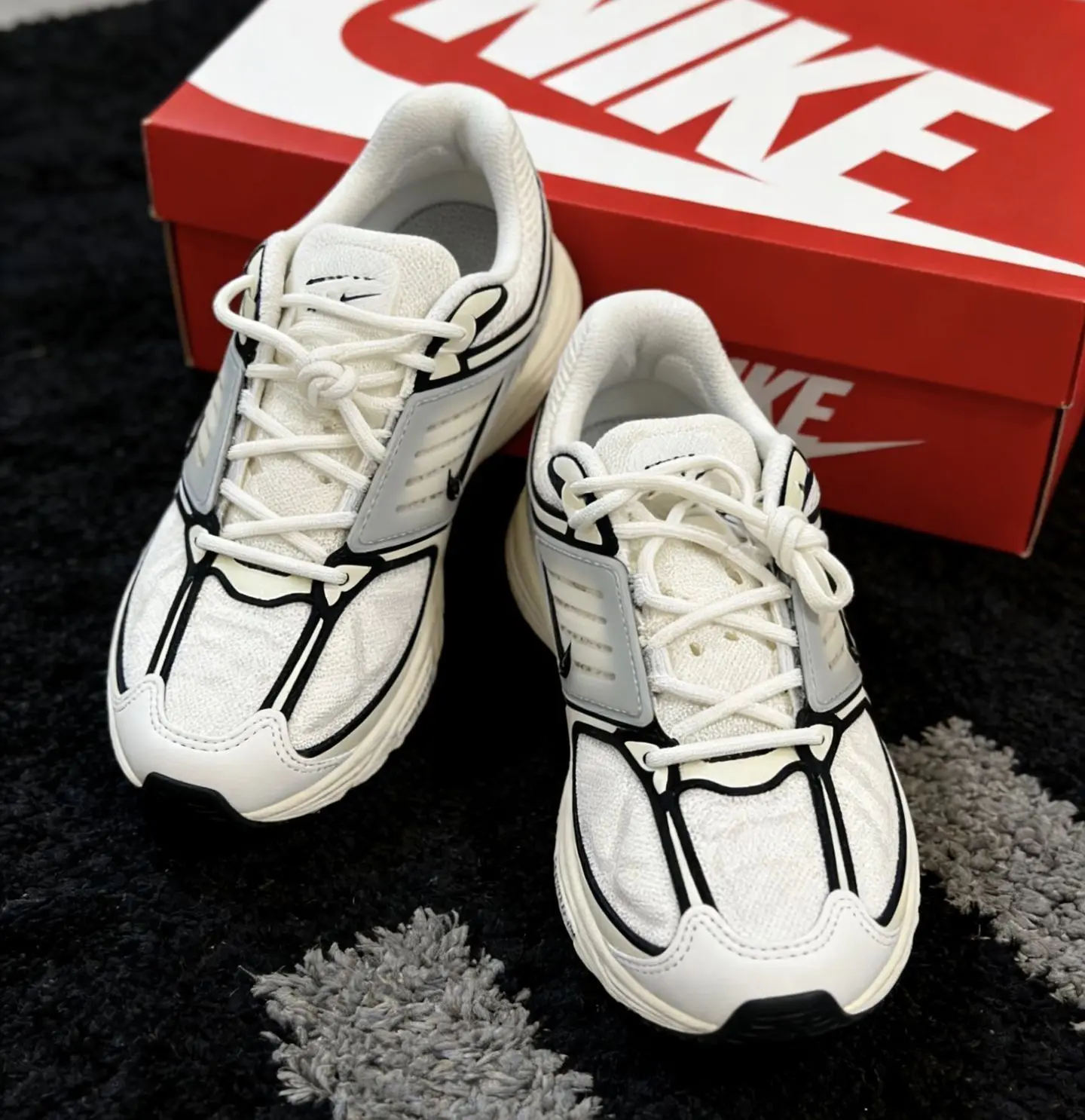1. Nike Air Pegasus Wave Y2K复古跑鞋 低帮百搭 全掌气垫缓震 防滑耐磨休