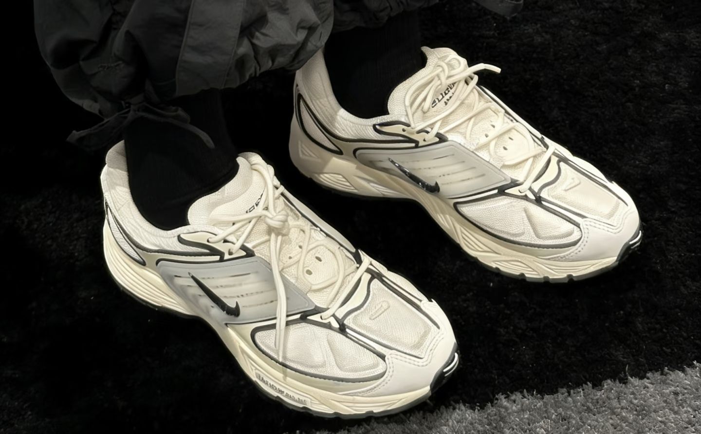 1. Nike Air Pegasus Wave Y2K复古跑鞋 低帮百搭 全掌气垫缓震 防滑耐磨休