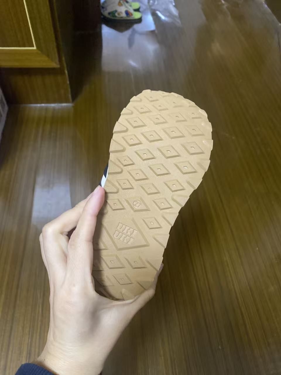 德训阿甘鞋型不臃肿,配运动裤牛仔裤都顺眼