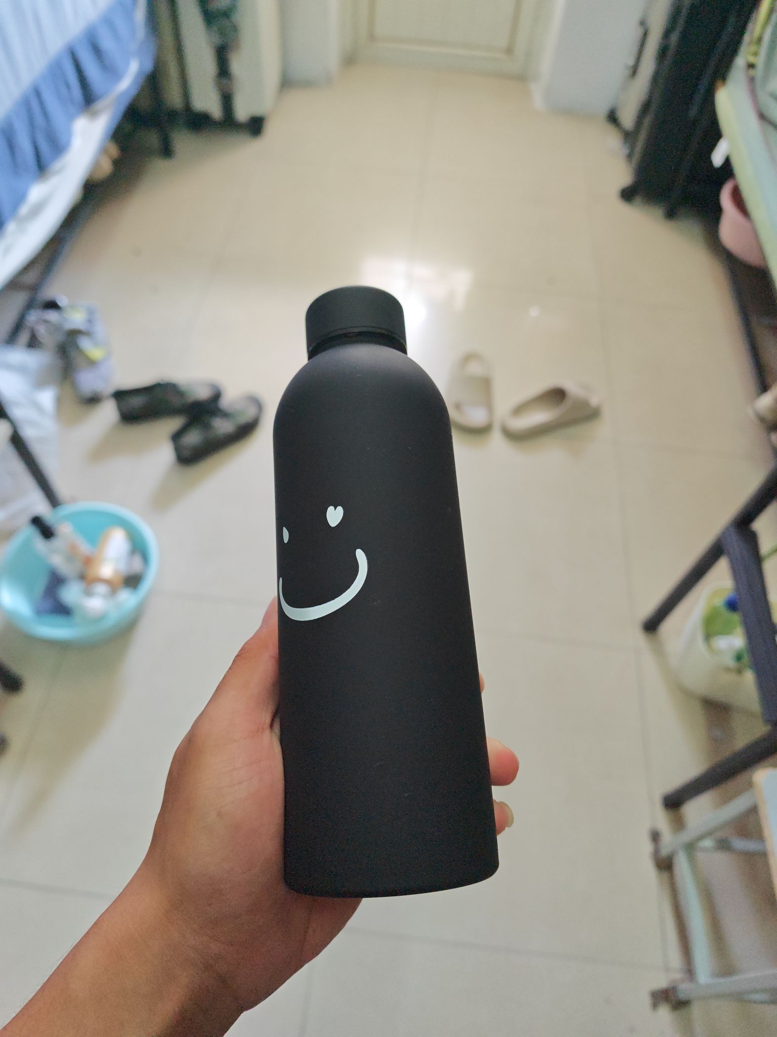简约黑色保温杯,颜值在线