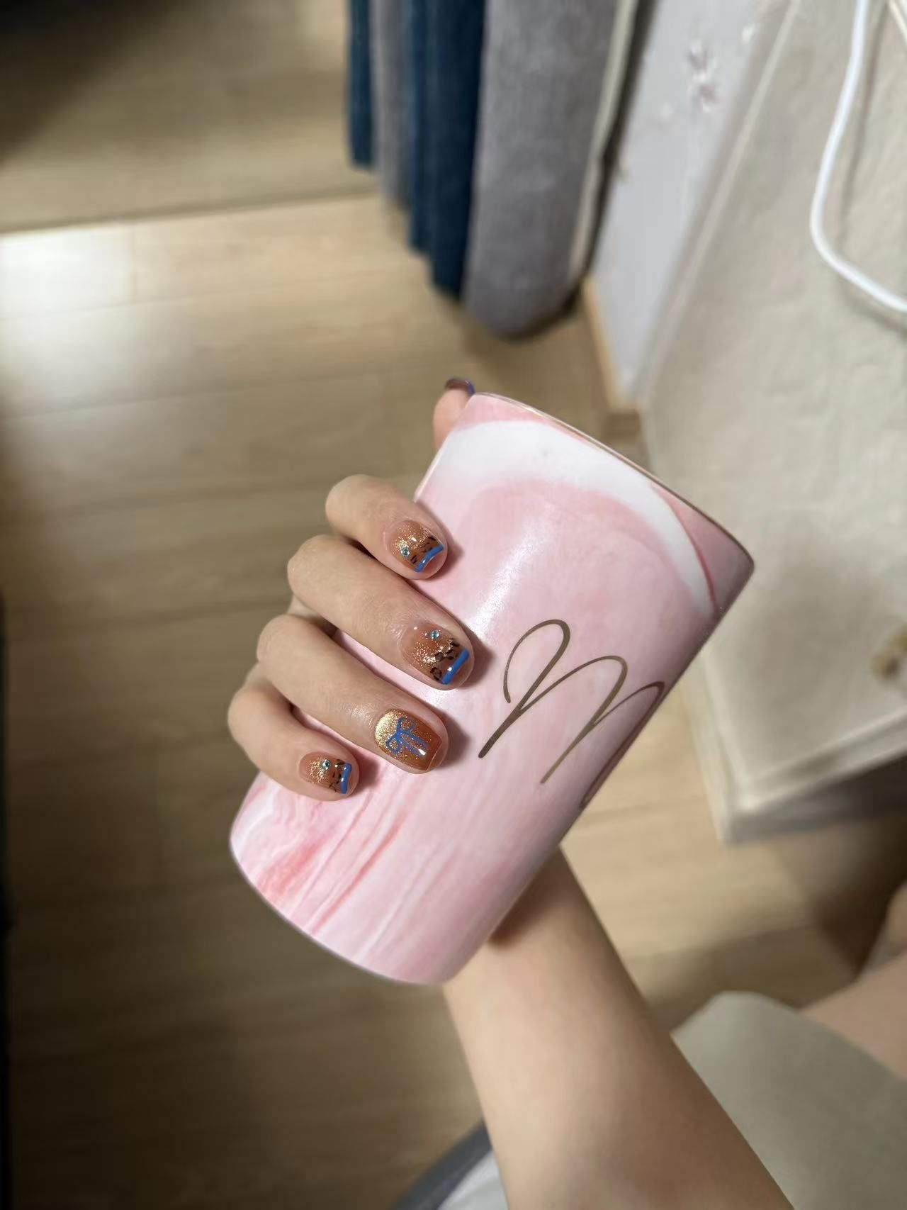 咖棕色调的显白逻辑:豹纹底色的选择有讲究