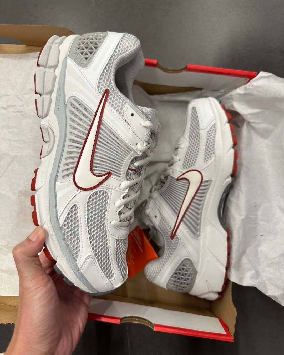 Nike Zoom Vomero5 白灰红｜复古慢跑神鞋，简约耐看