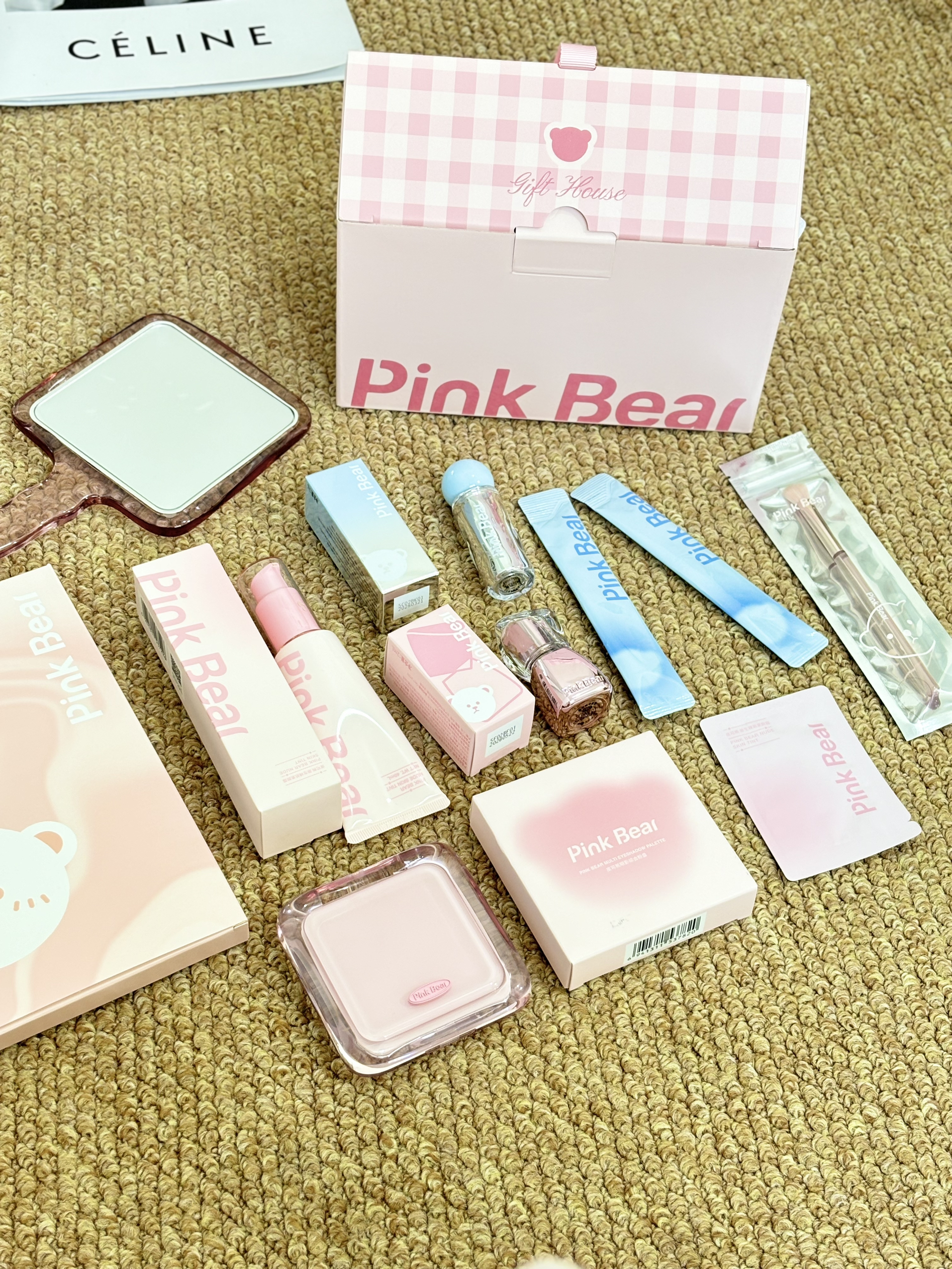 好粉嫩的礼盒吖～也太宠女孩子了吧！！