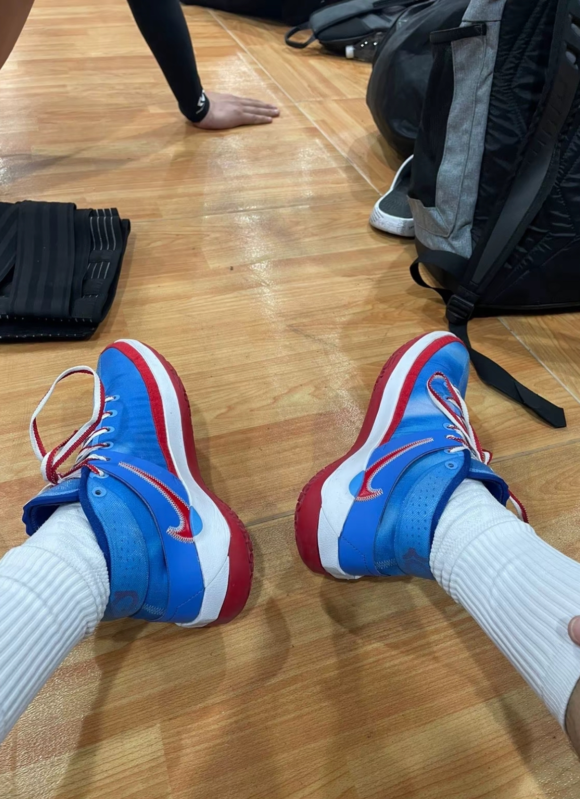 篮球鞋杀疯了！KD 13 TPU扎染，蓝红黄风暴席卷球场！